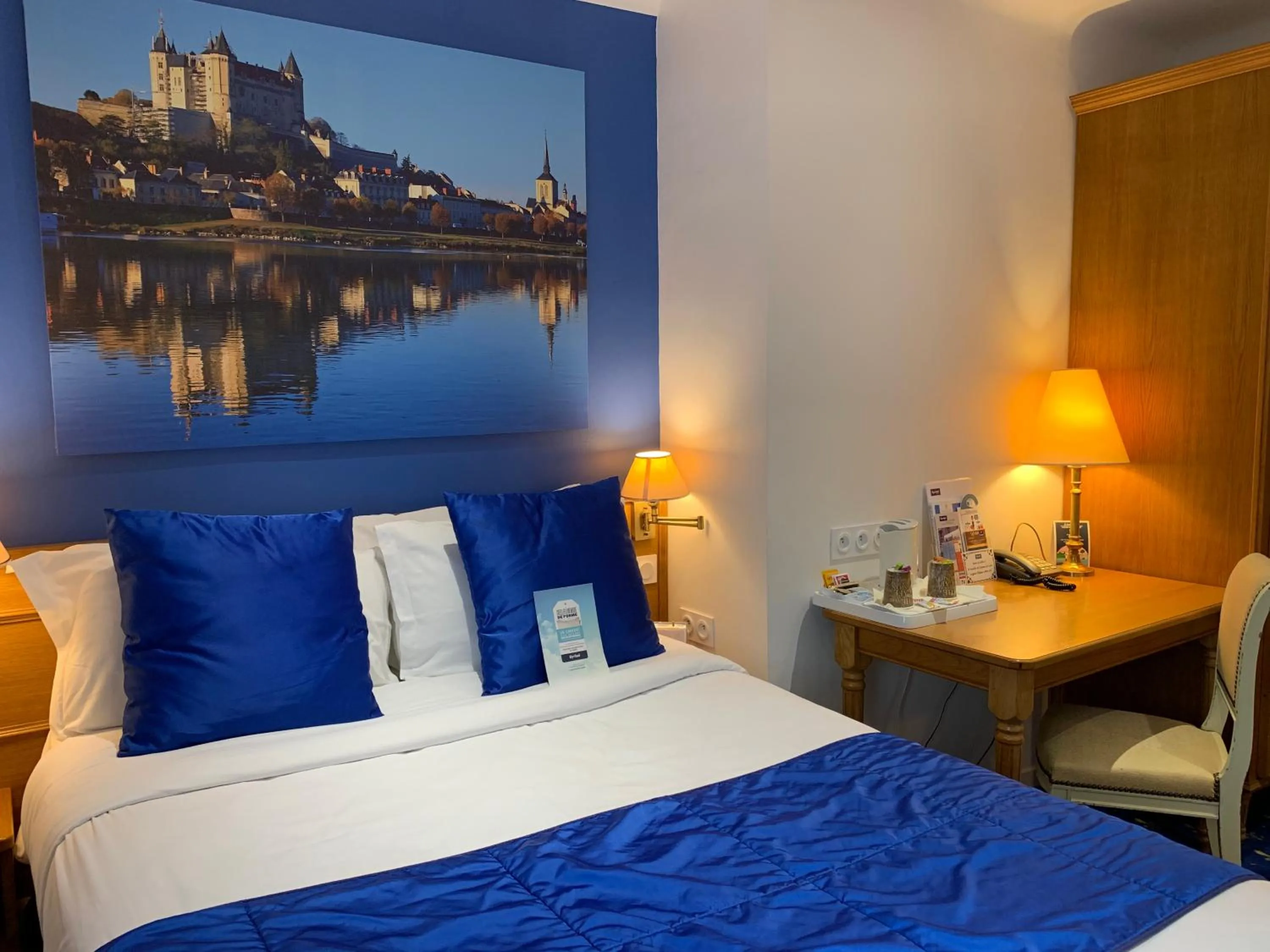 Shower, Bed in Kyriad Saumur Hyper Centre Hôtel, Appartements, Séminaires et SPA soins Sothys Paris