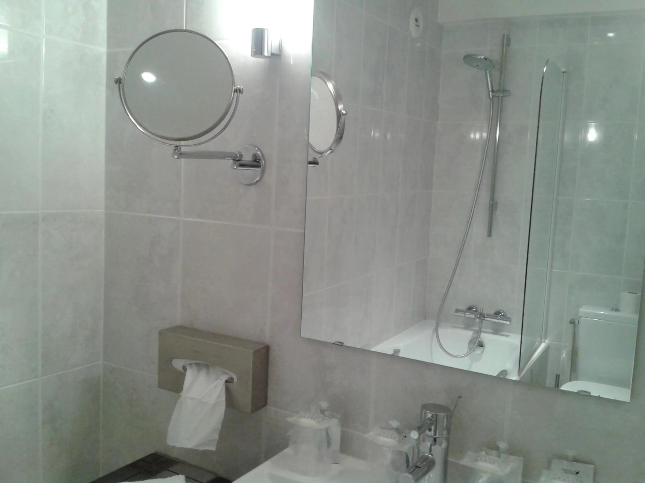 Bathroom in Kyriad Saumur Hyper Centre Hôtel, Appartements, Séminaires et SPA soins Sothys Paris