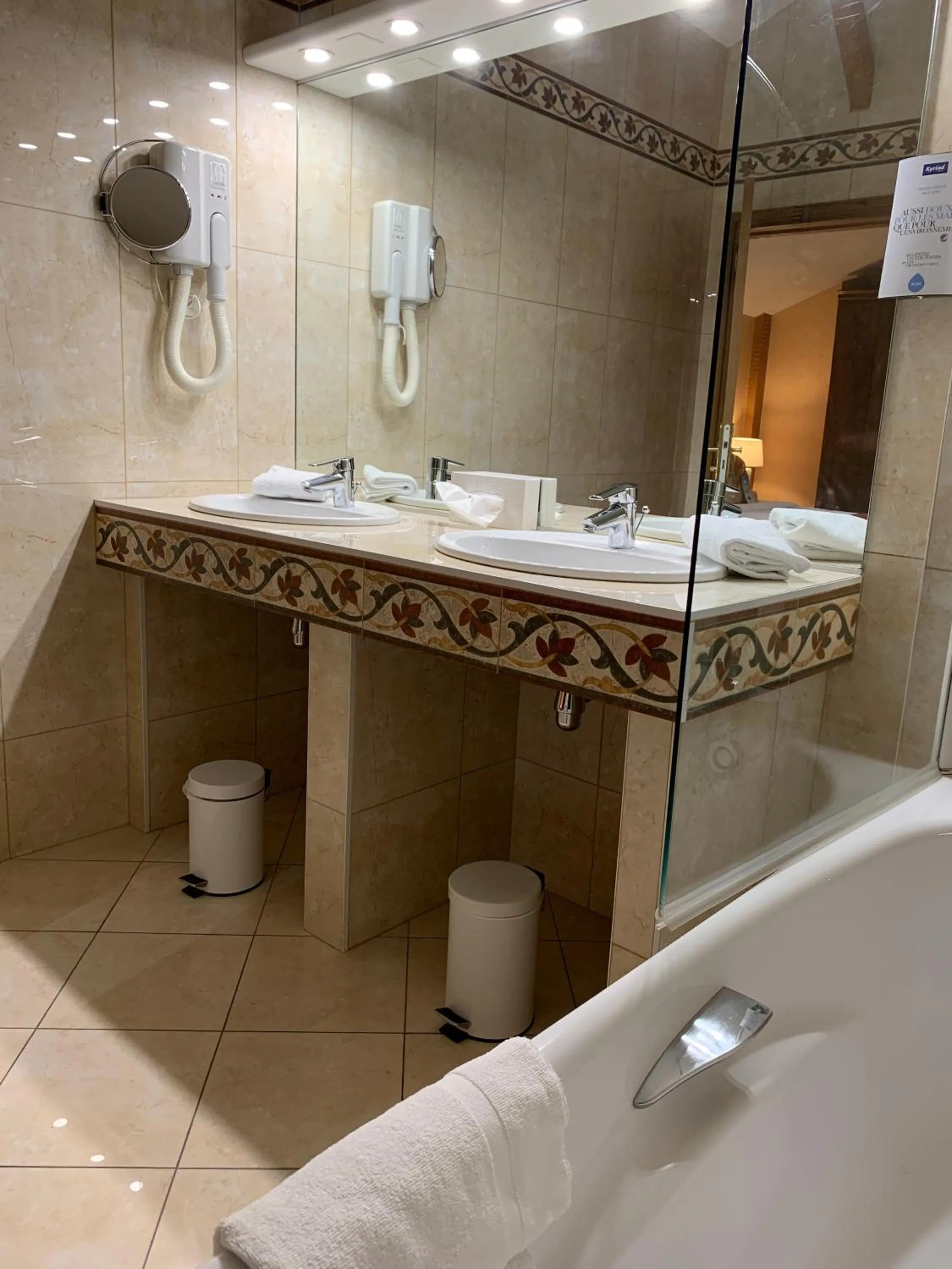 Property building in Kyriad Saumur Hyper Centre Hôtel, Appartements, Séminaires et SPA soins Sothys Paris