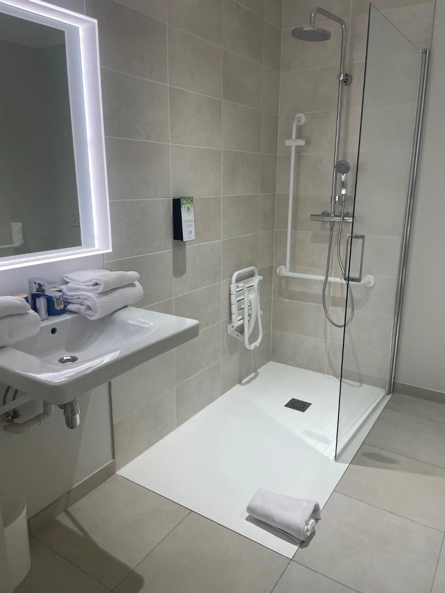 Bathroom in Kyriad Saumur Hyper Centre Hôtel, Appartements, Séminaires et SPA soins Sothys Paris