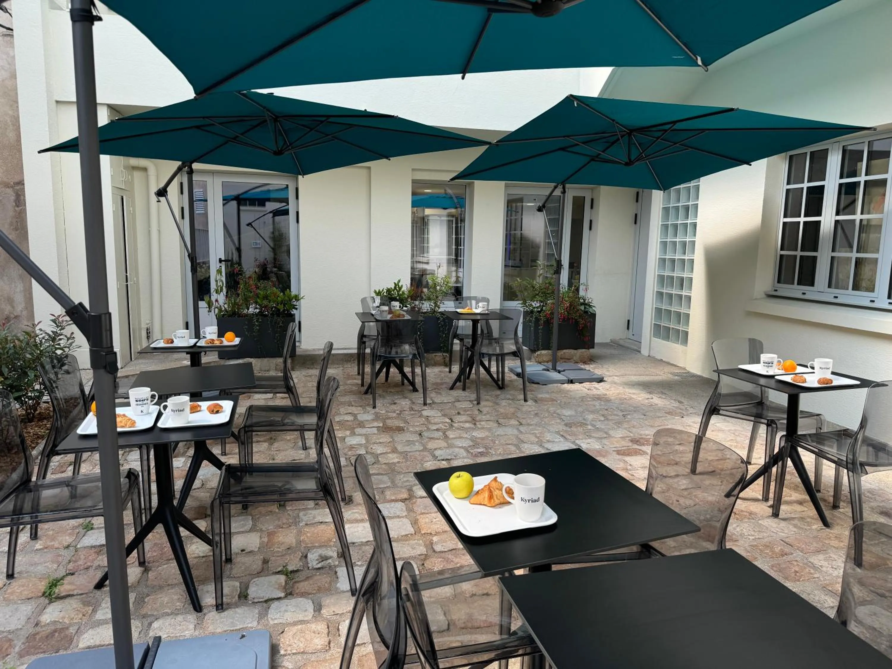 Patio in Kyriad Saumur Hyper Centre Hôtel, Appartements, Séminaires et SPA soins Sothys Paris