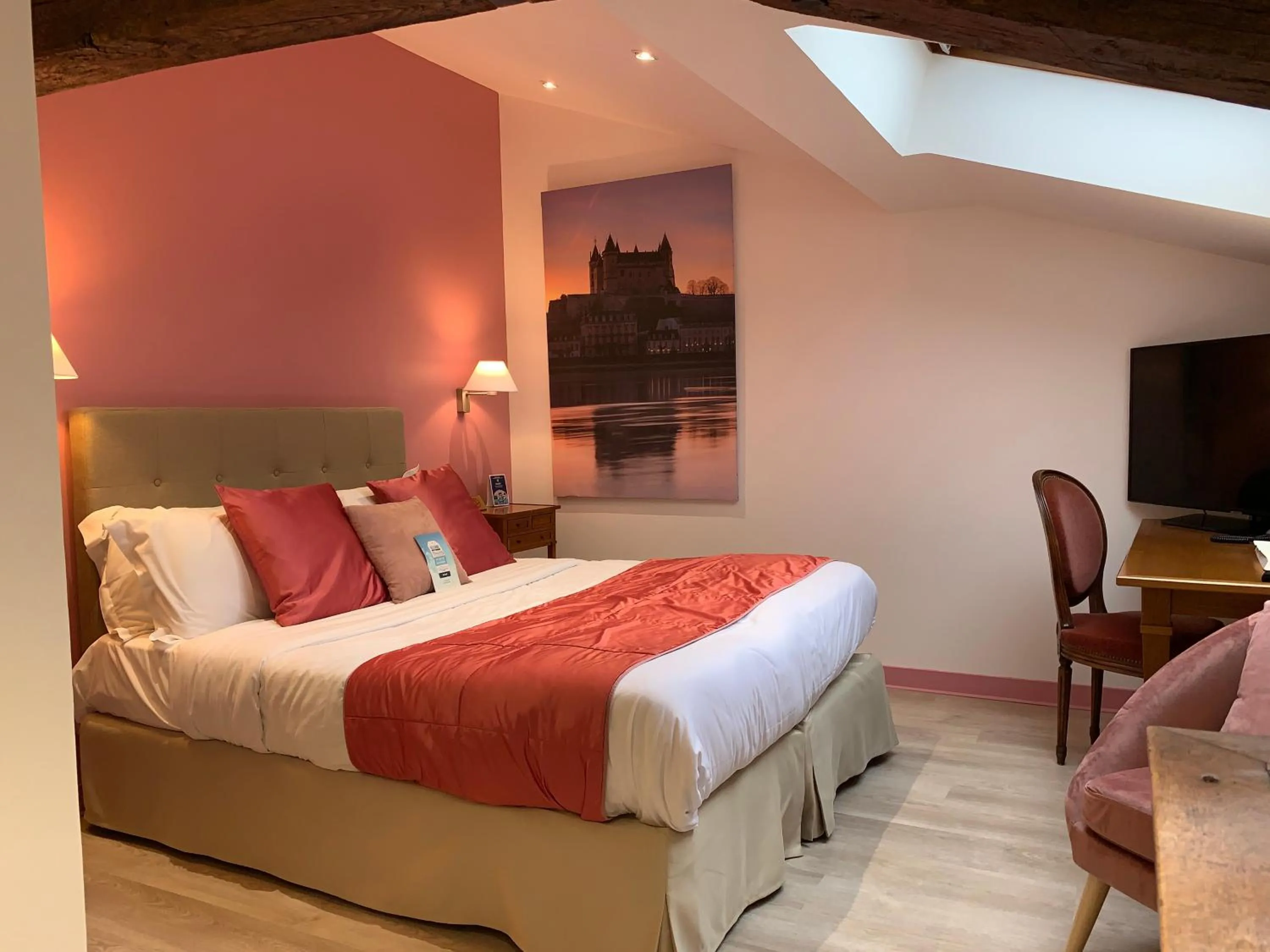 Bathroom, Bed in Kyriad Saumur Hyper Centre Hôtel, Appartements, Séminaires et SPA soins Sothys Paris