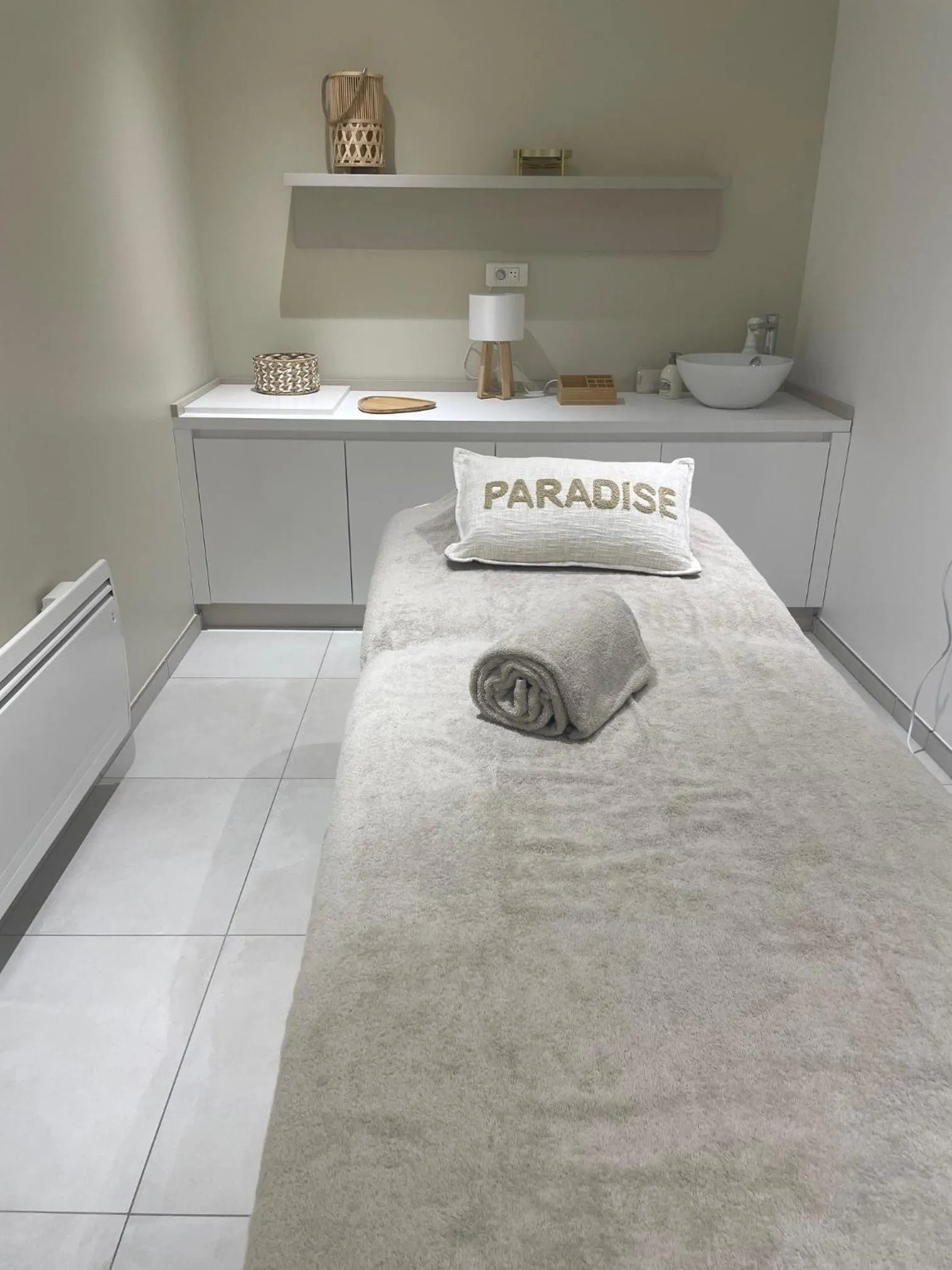 Massage, Bed in Kyriad Saumur Hyper Centre Hôtel, Appartements, Séminaires et SPA soins Sothys Paris