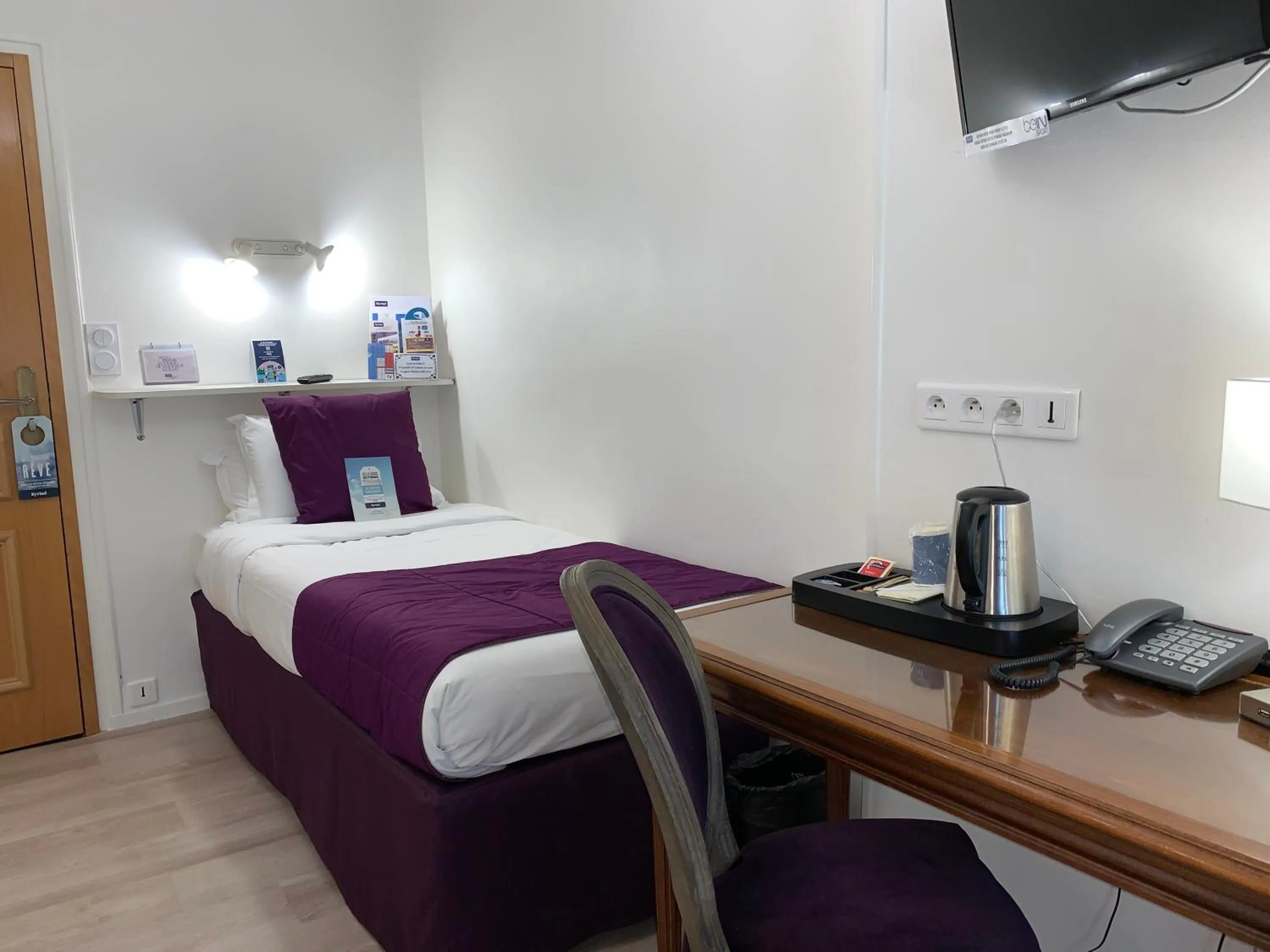 Shower, Bed in Kyriad Saumur Hyper Centre Hôtel, Appartements, Séminaires et SPA soins Sothys Paris