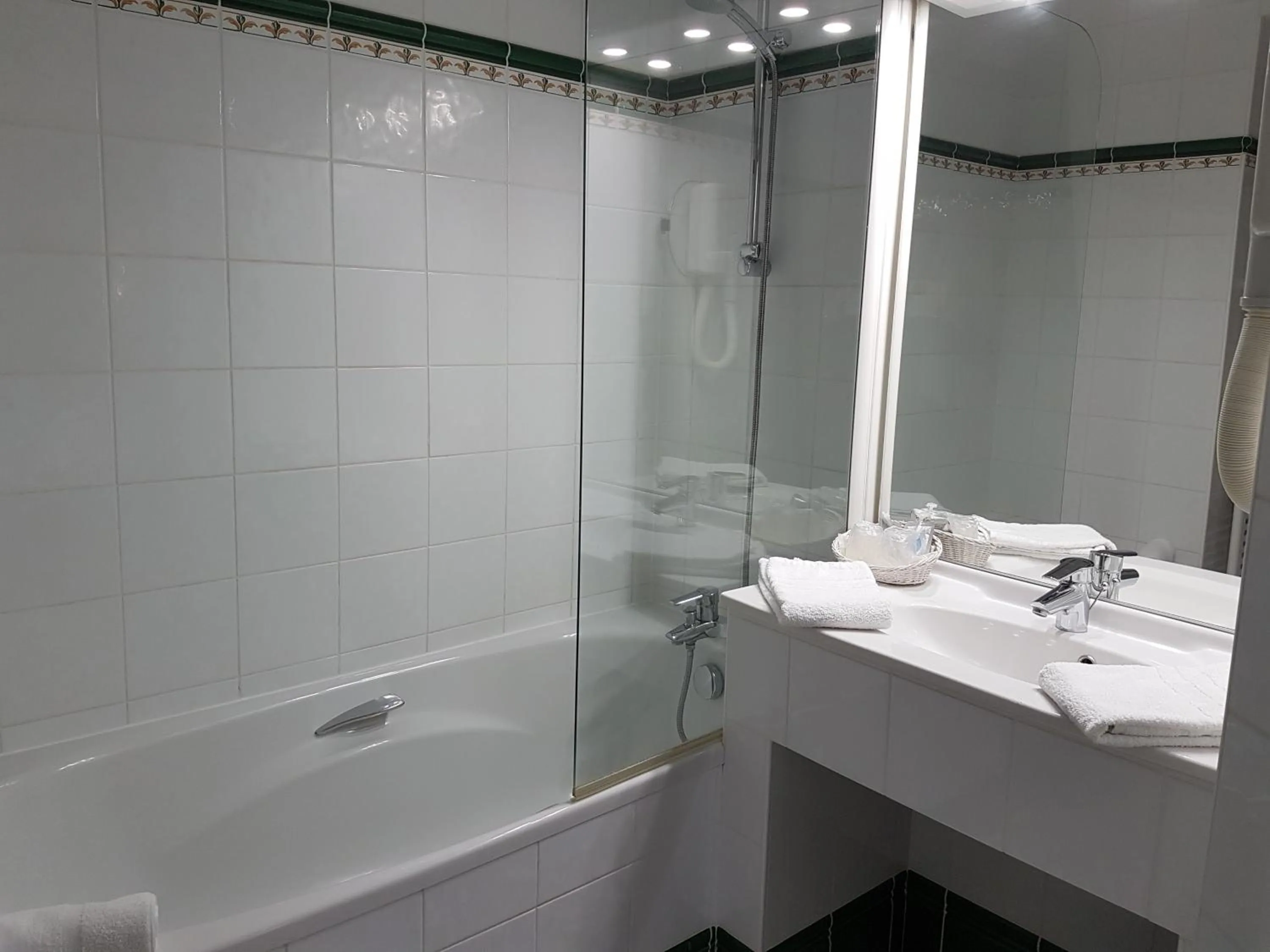 Bathroom in Kyriad Saumur Hyper Centre Hôtel, Appartements, Séminaires et SPA soins Sothys Paris