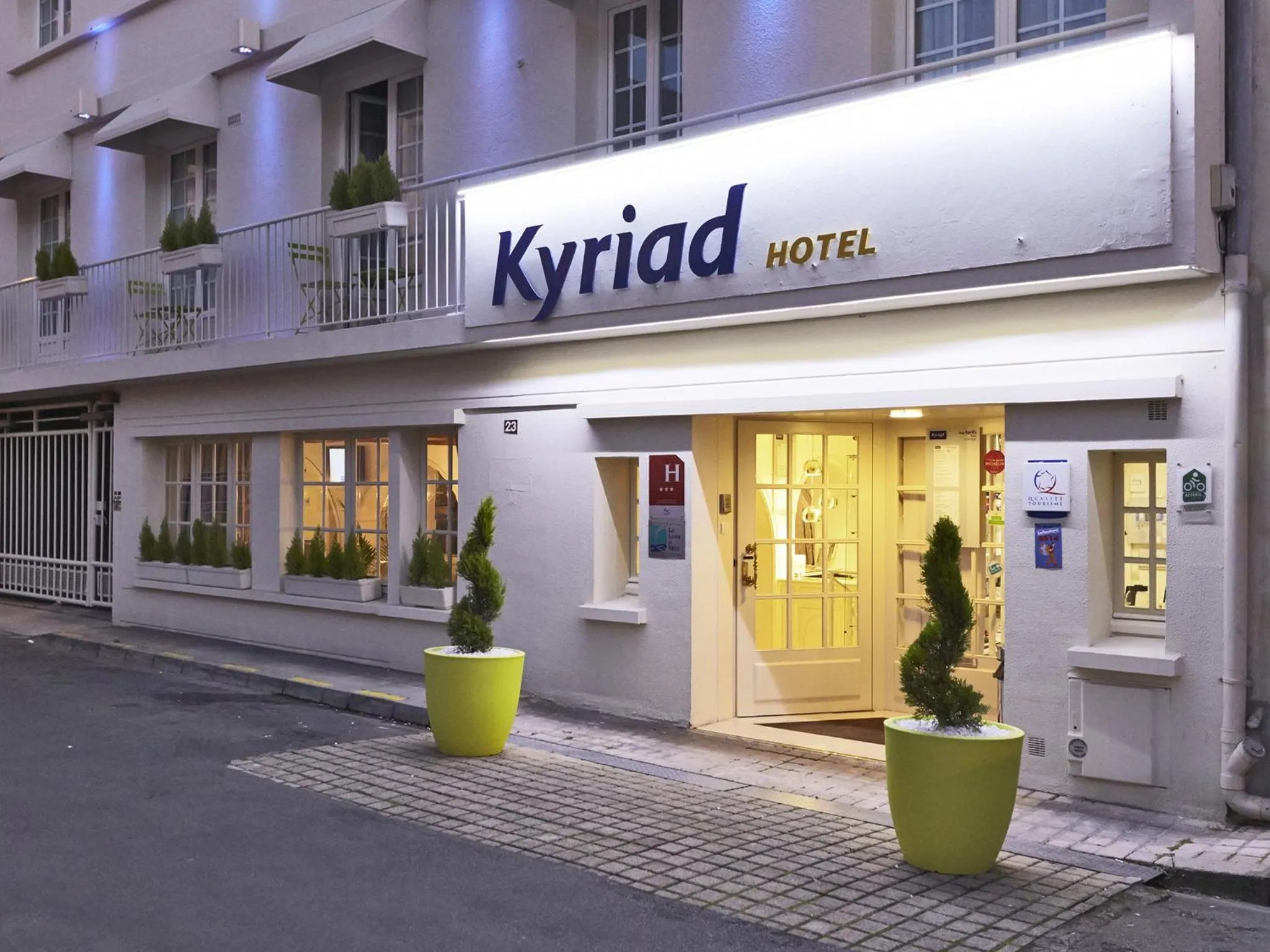 Facade/entrance in Kyriad Saumur Hyper Centre Hôtel, Appartements, Séminaires et SPA soins Sothys Paris