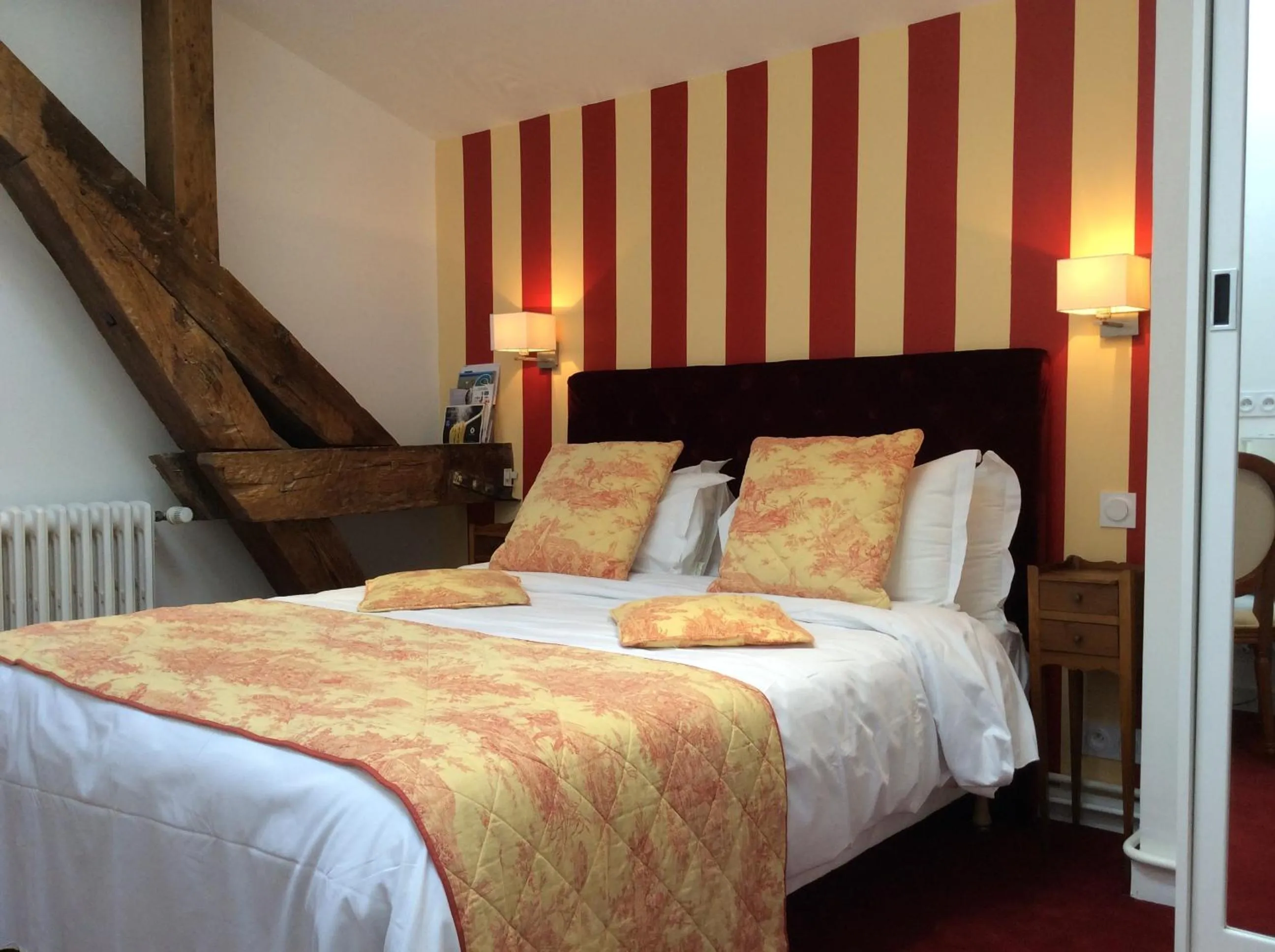 Toilet, Bed in Kyriad Saumur Hyper Centre Hôtel, Appartements, Séminaires et SPA soins Sothys Paris