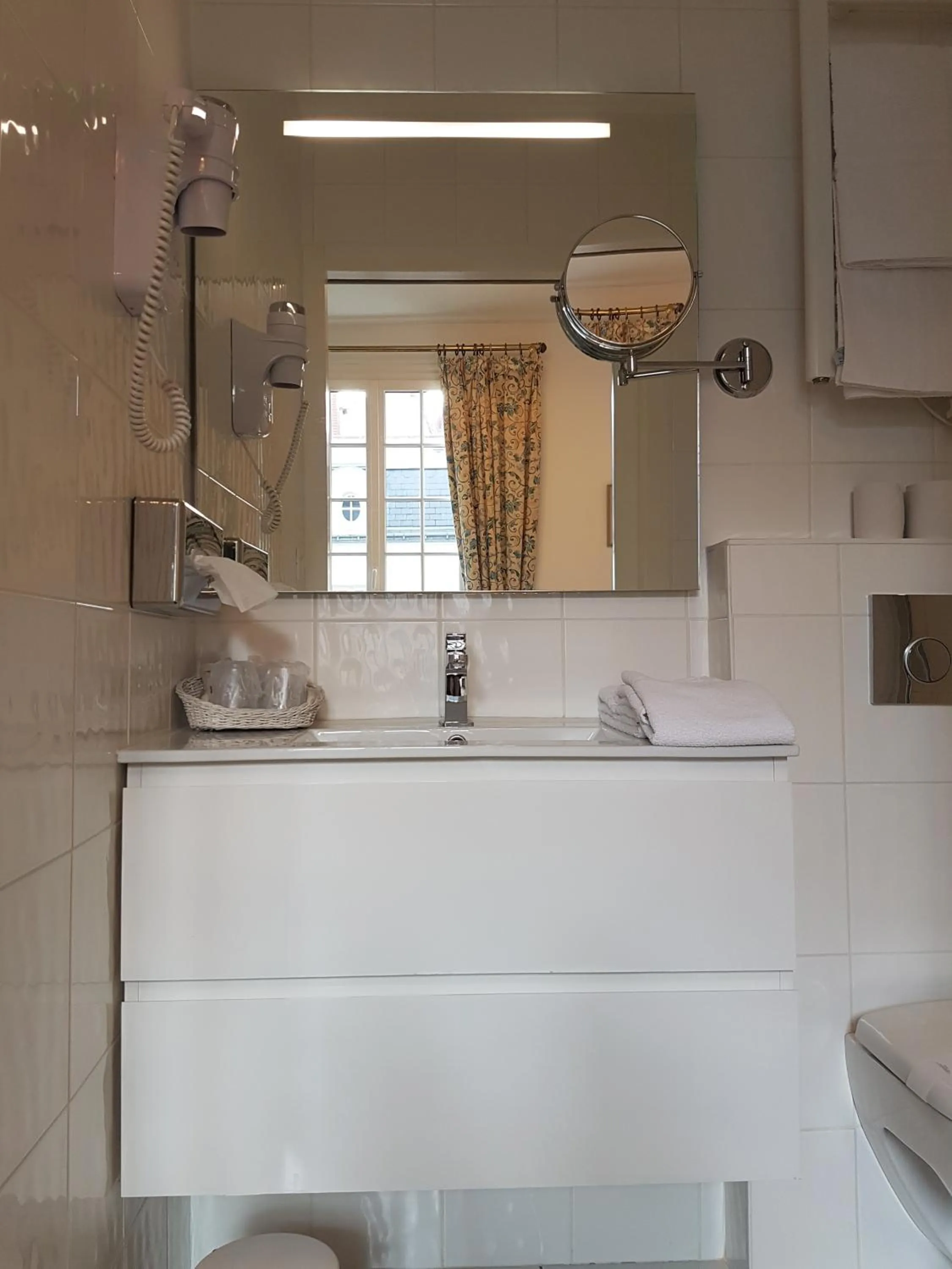 Shower in Kyriad Saumur Hyper Centre Hôtel, Appartements, Séminaires et SPA soins Sothys Paris