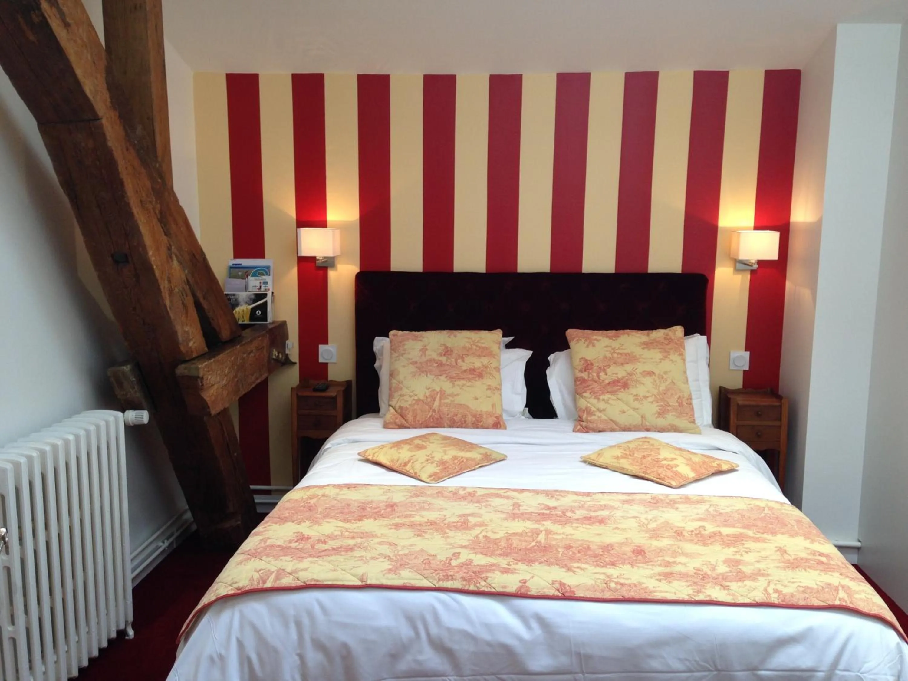 Toilet, Bed in Kyriad Saumur Hyper Centre Hôtel, Appartements, Séminaires et SPA soins Sothys Paris