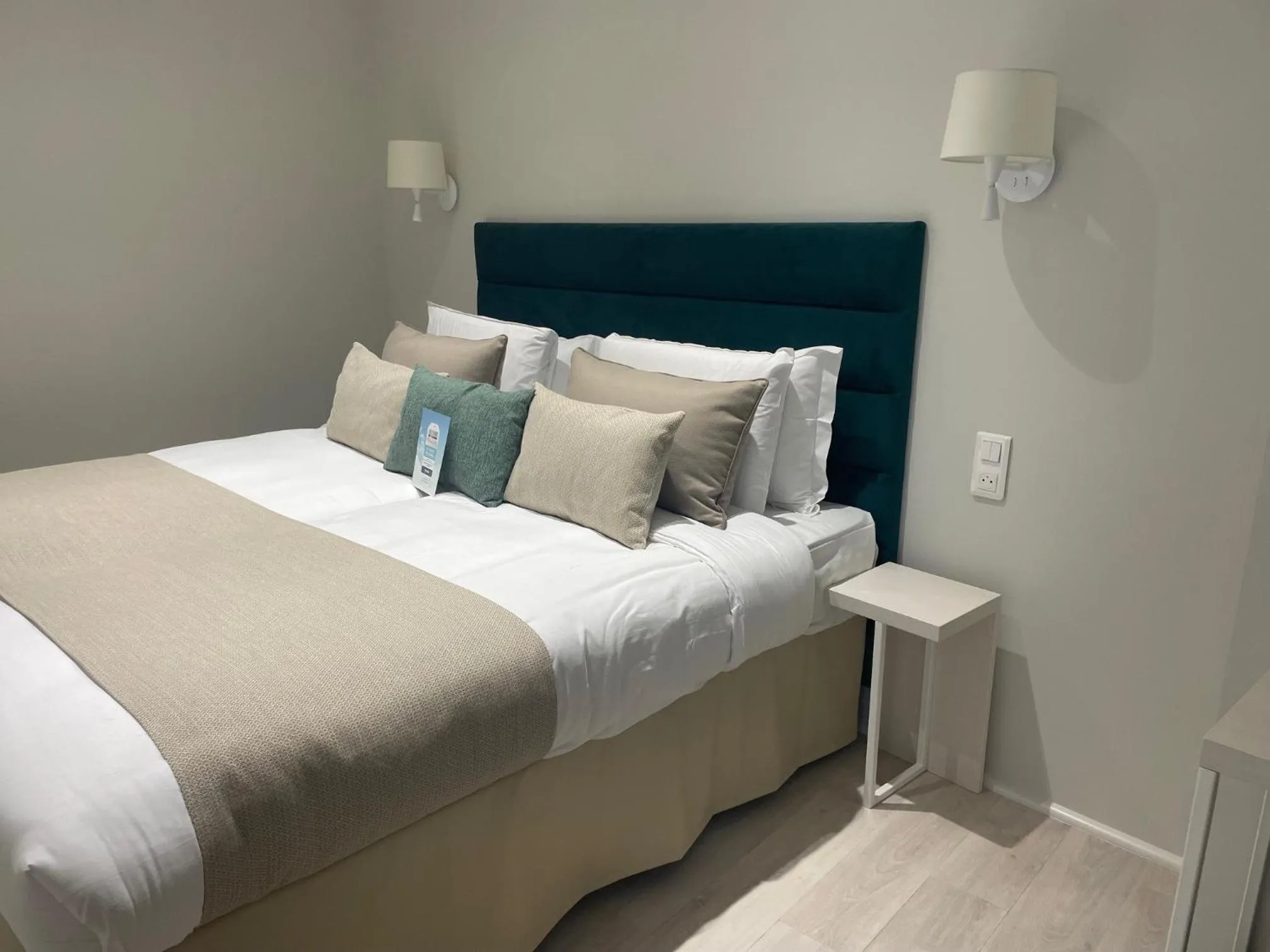 Inner courtyard view, Bed in Kyriad Saumur Hyper Centre Hôtel, Appartements, Séminaires et SPA soins Sothys Paris