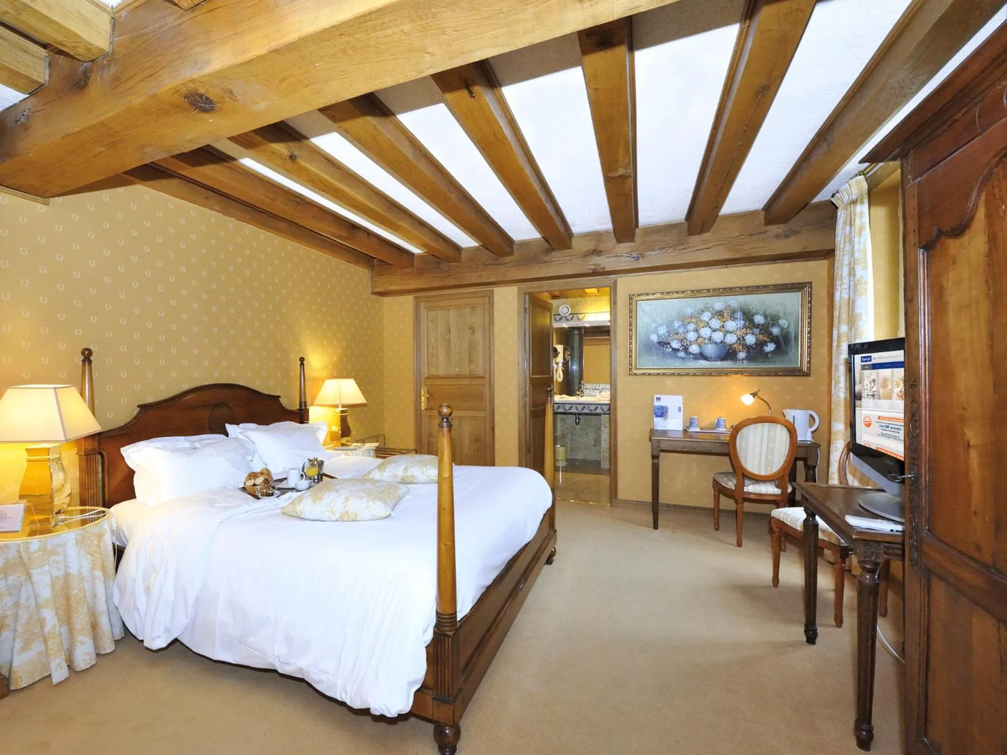 Bathroom, Bed in Kyriad Saumur Hyper Centre Hôtel, Appartements, Séminaires et SPA soins Sothys Paris