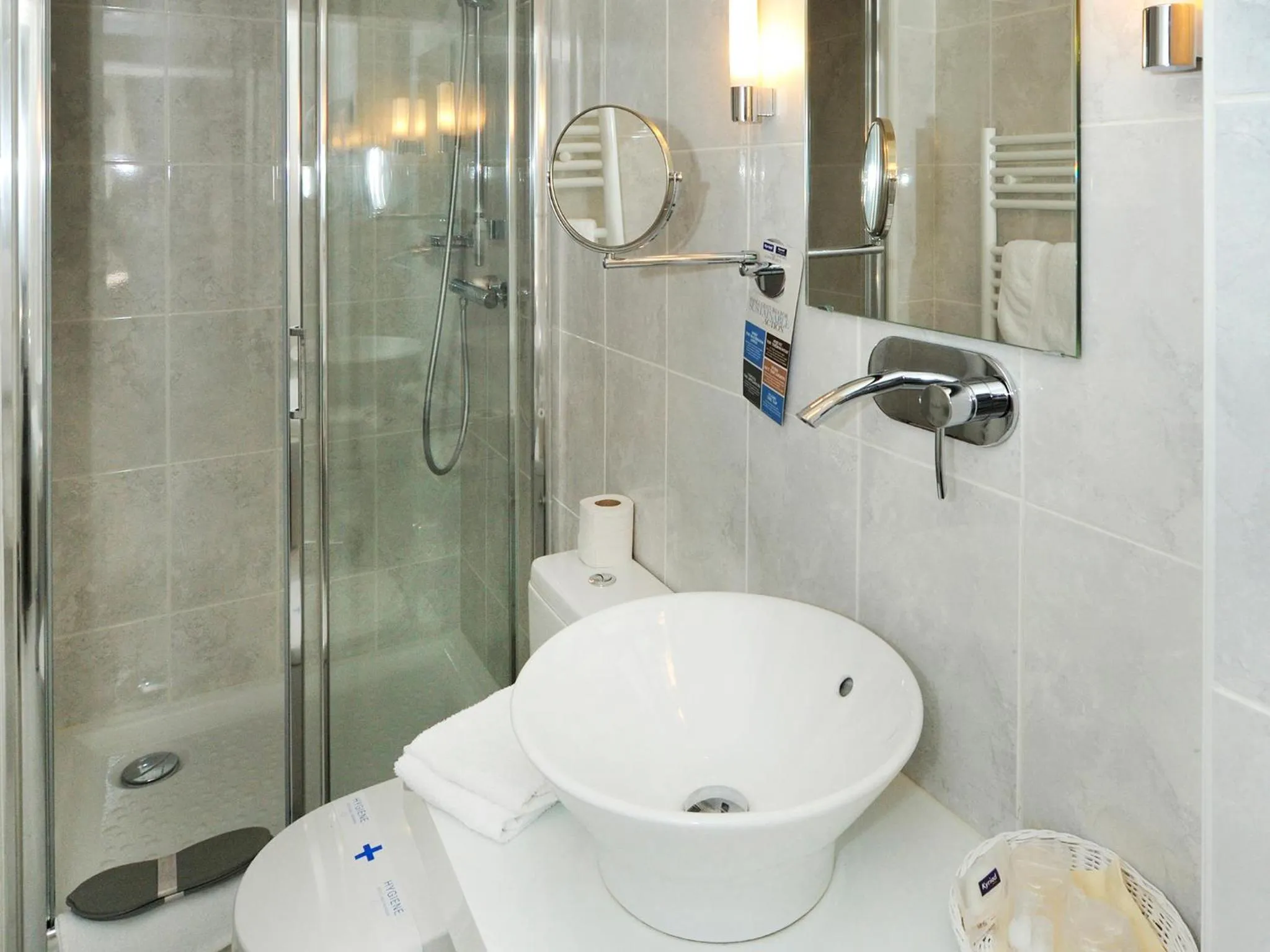 Bathroom in Kyriad Saumur Hyper Centre Hôtel, Appartements, Séminaires et SPA soins Sothys Paris