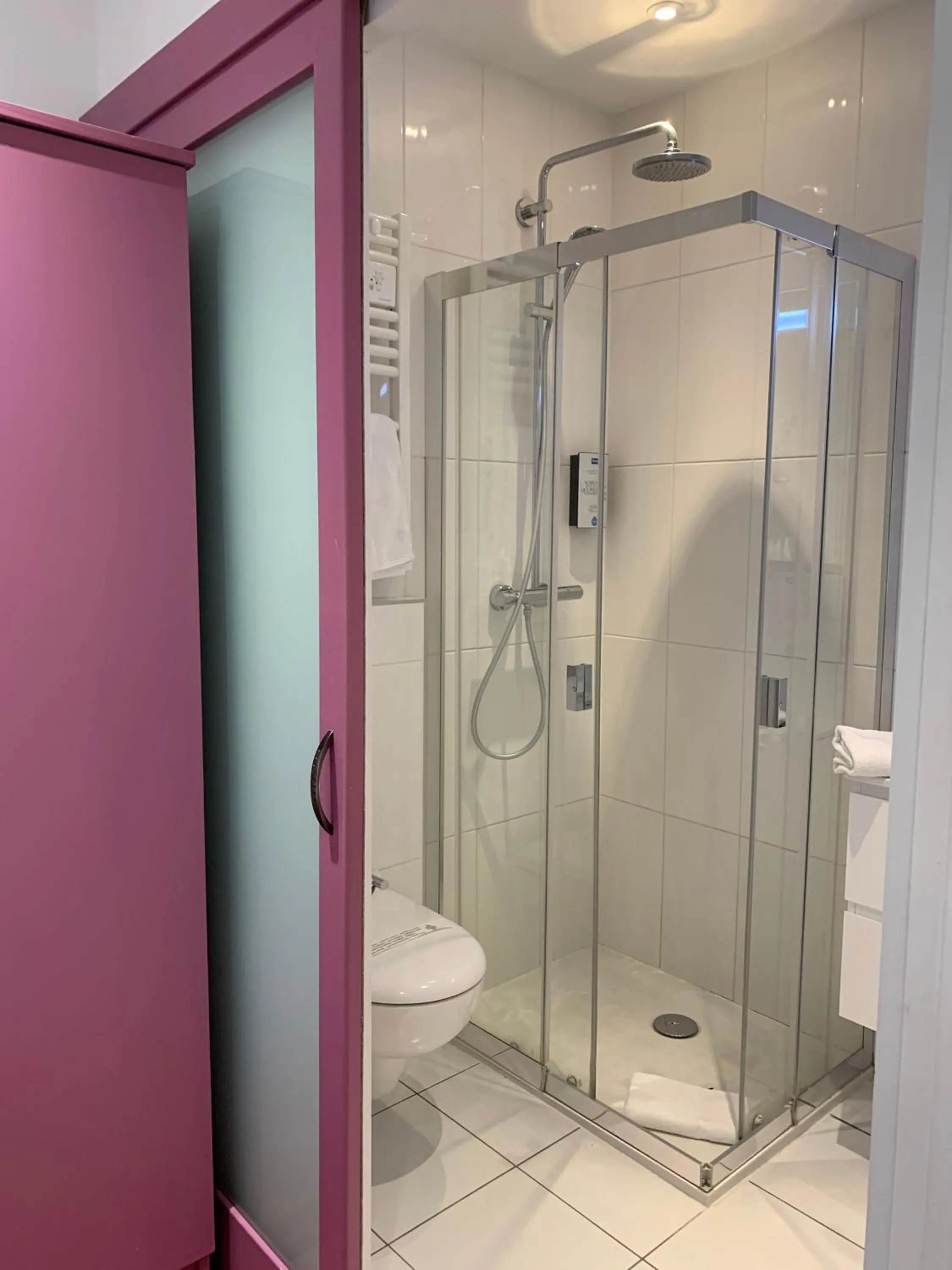 Bathroom in Kyriad Saumur Hyper Centre Hôtel, Appartements, Séminaires et SPA soins Sothys Paris