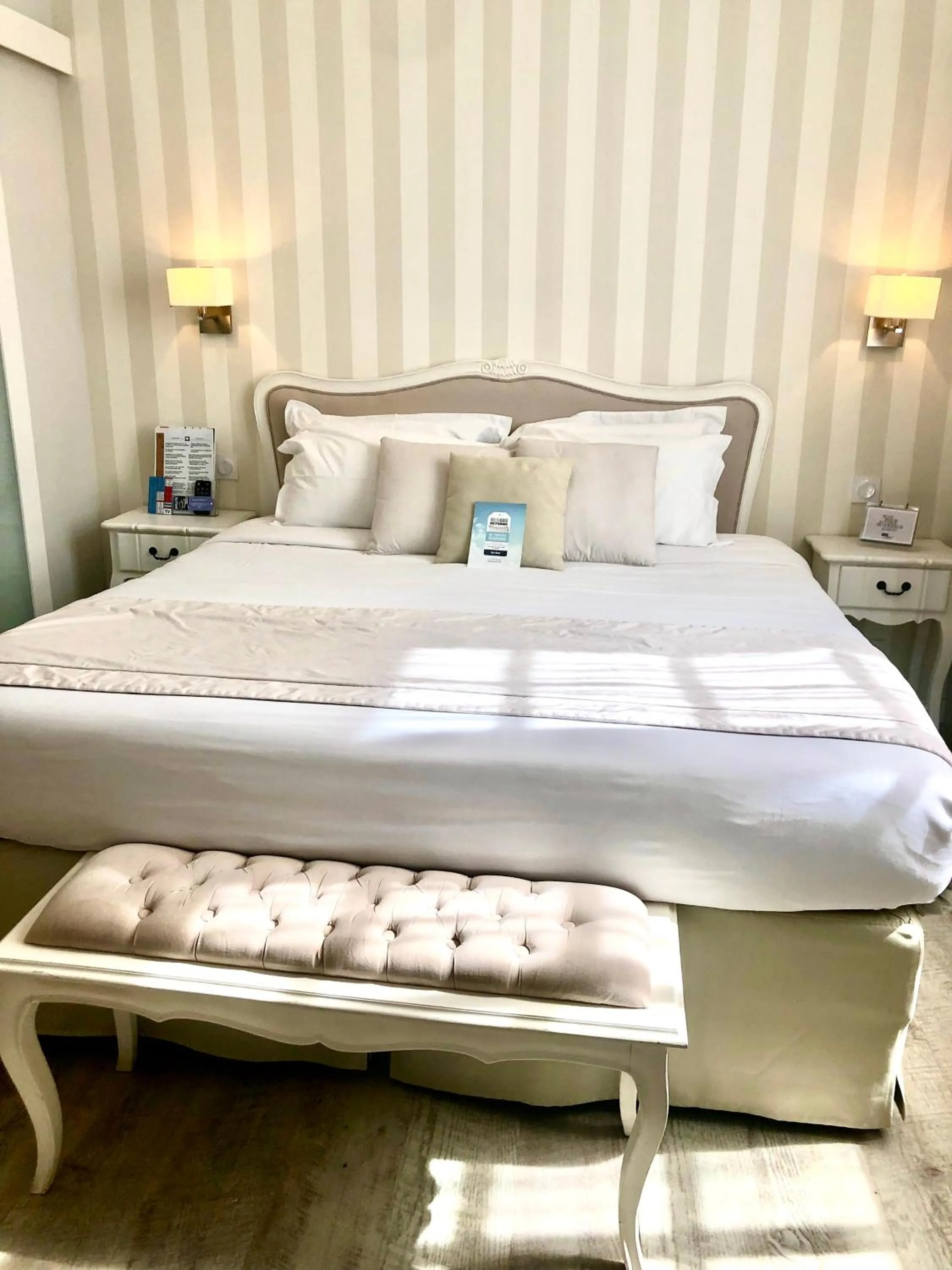 Garden view, Bed in Kyriad Saumur Hyper Centre Hôtel, Appartements, Séminaires et SPA soins Sothys Paris