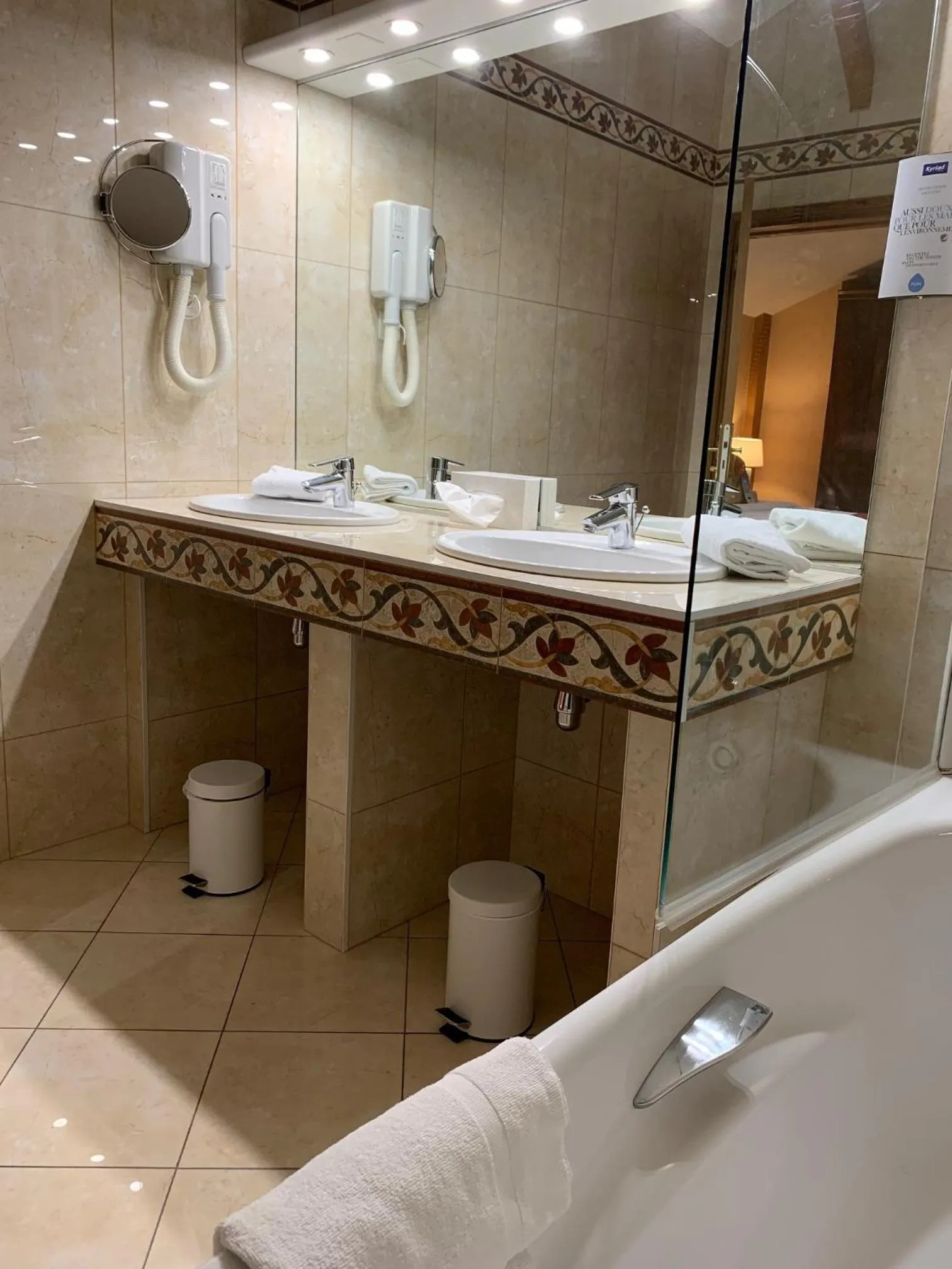 Bathroom in Kyriad Saumur Hyper Centre Hôtel, Appartements, Séminaires et SPA soins Sothys Paris