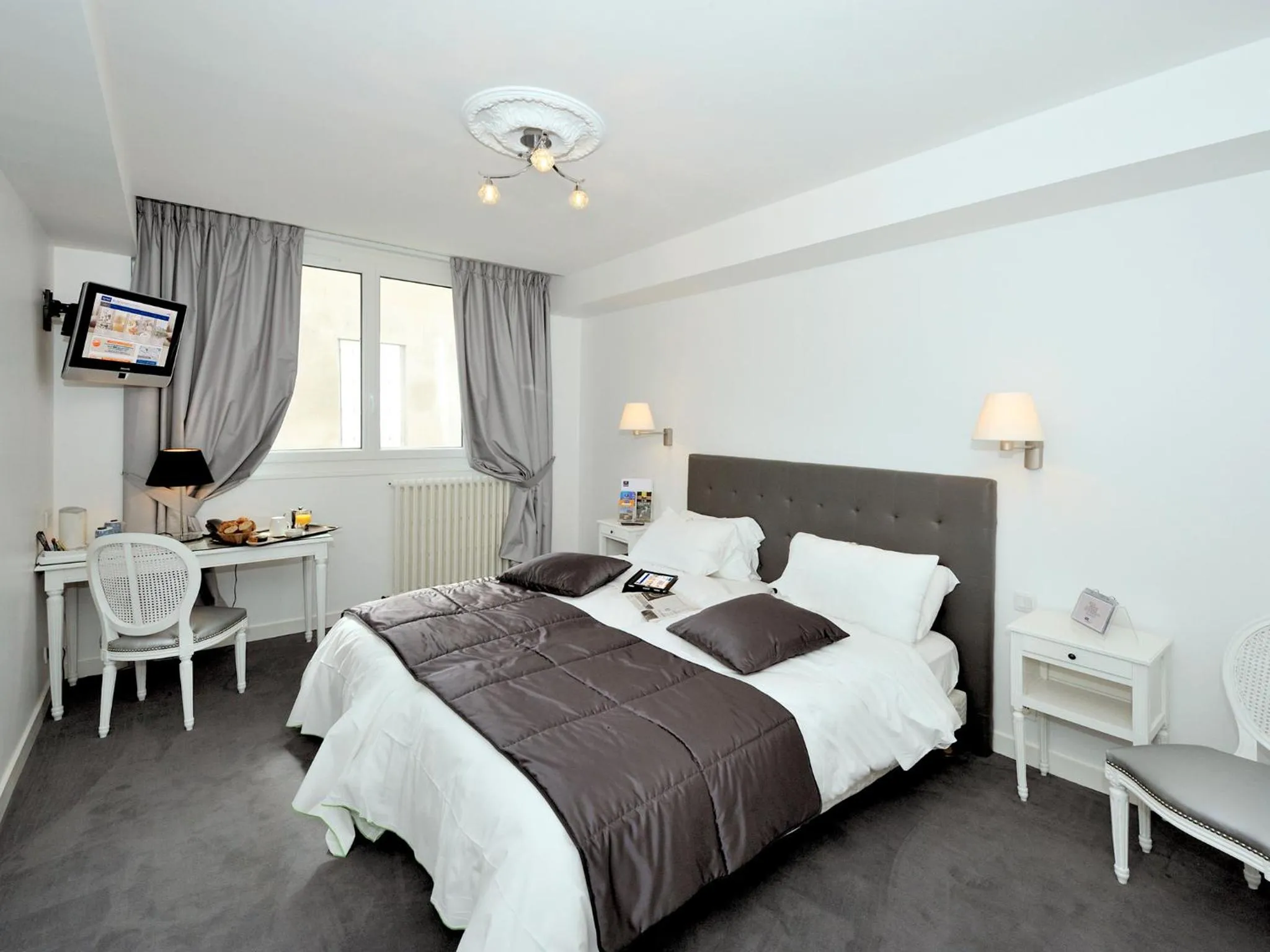 Bathroom, Bed in Kyriad Saumur Hyper Centre Hôtel, Appartements, Séminaires et SPA soins Sothys Paris