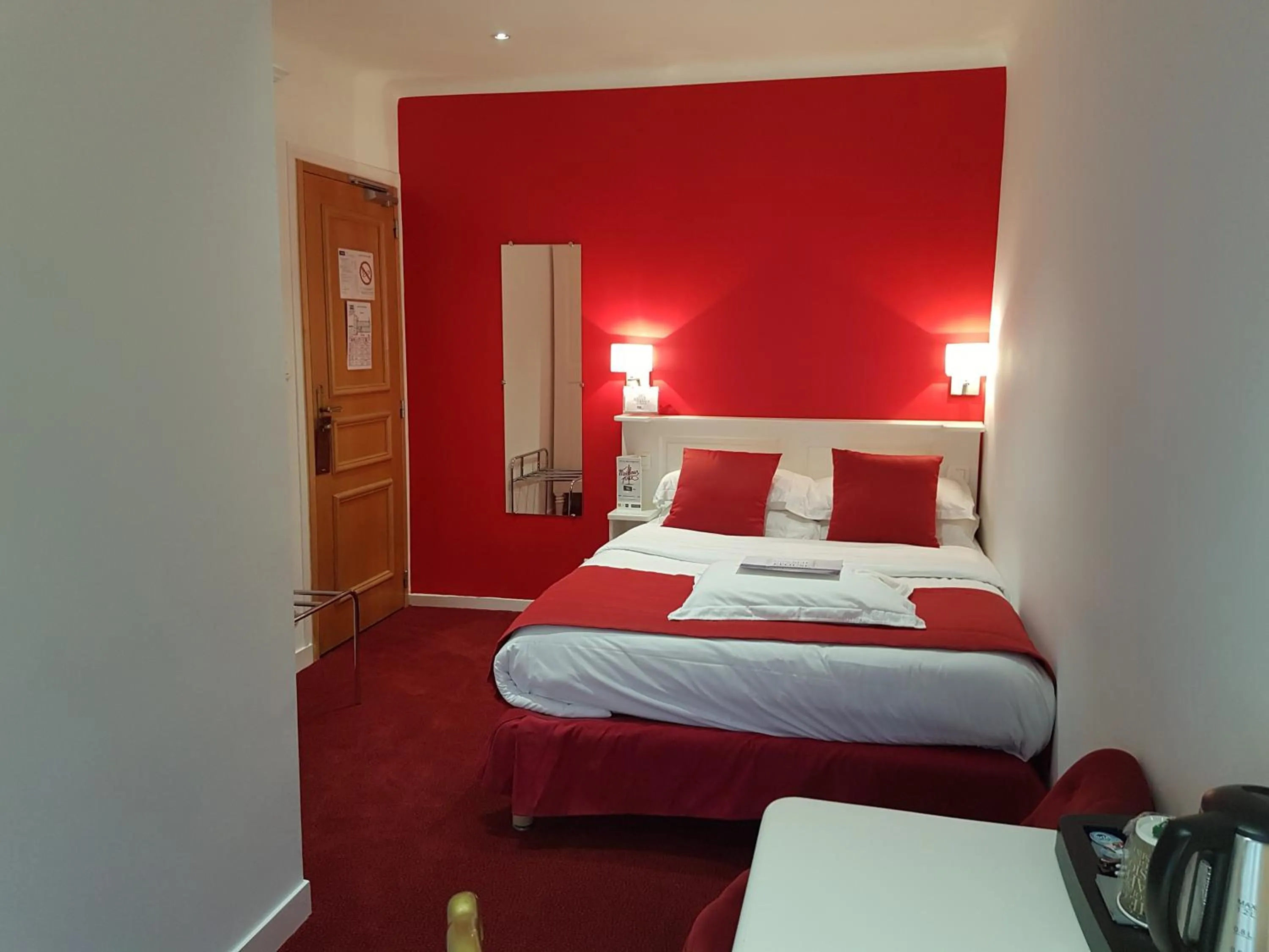 Shower, Bed in Kyriad Saumur Hyper Centre Hôtel, Appartements, Séminaires et SPA soins Sothys Paris