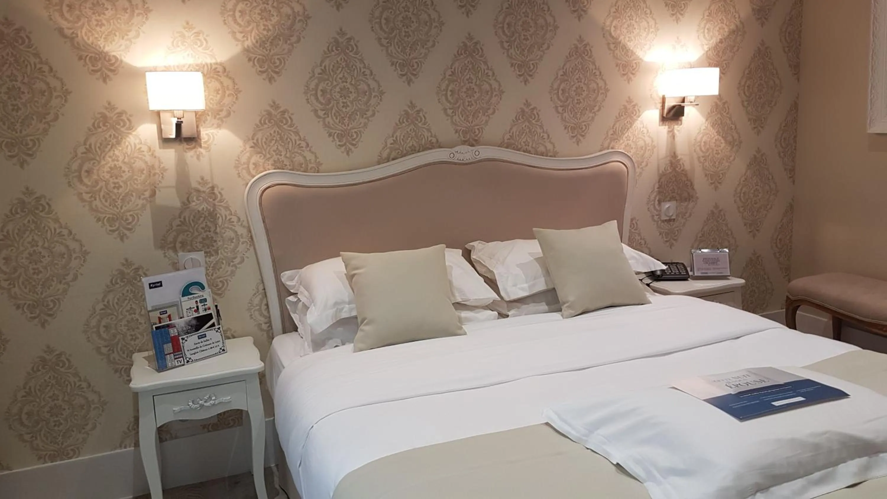 Bathroom, Bed in Kyriad Saumur Hyper Centre Hôtel, Appartements, Séminaires et SPA soins Sothys Paris