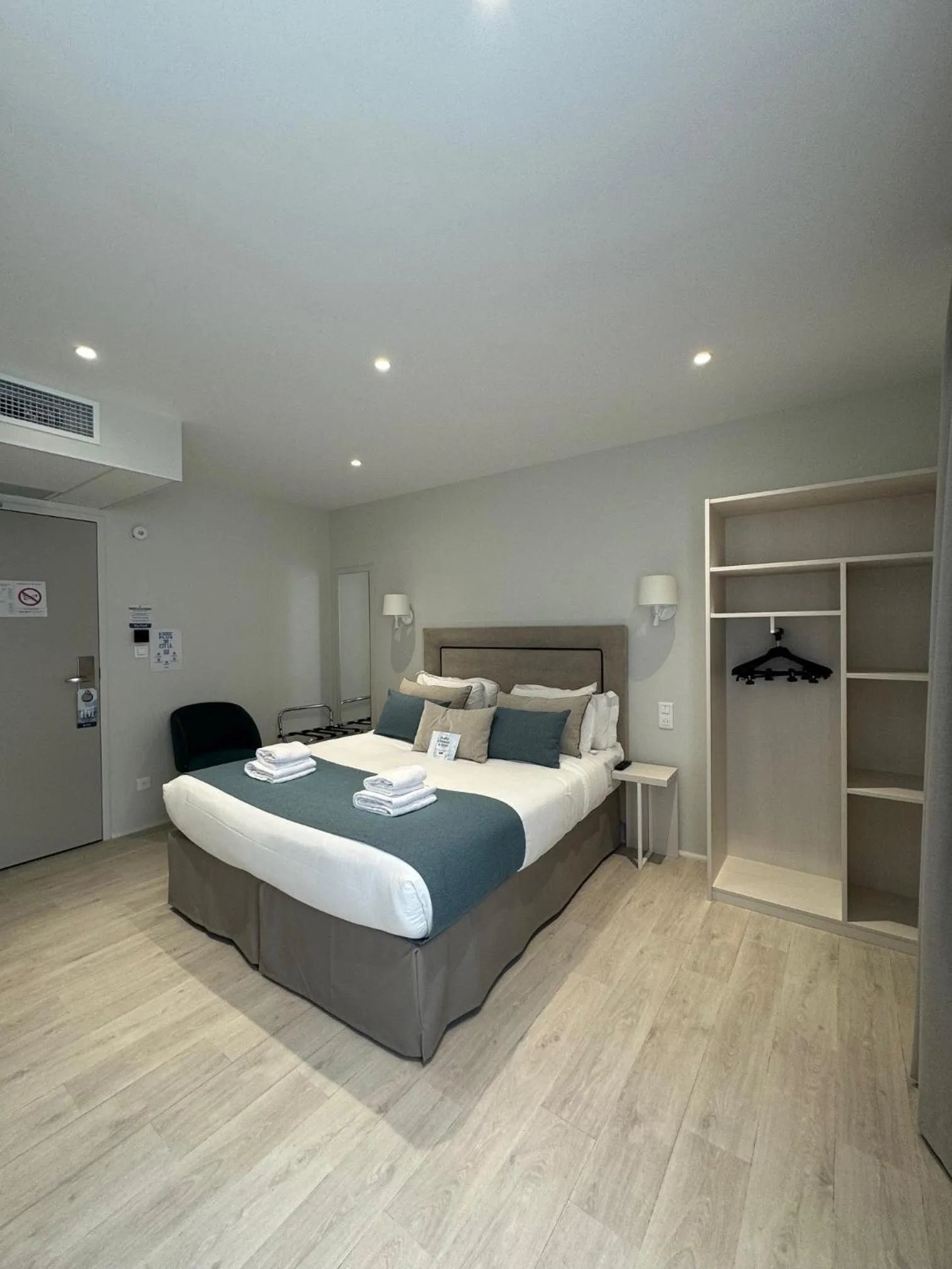 Inner courtyard view, Bed in Kyriad Saumur Hyper Centre Hôtel, Appartements, Séminaires et SPA soins Sothys Paris