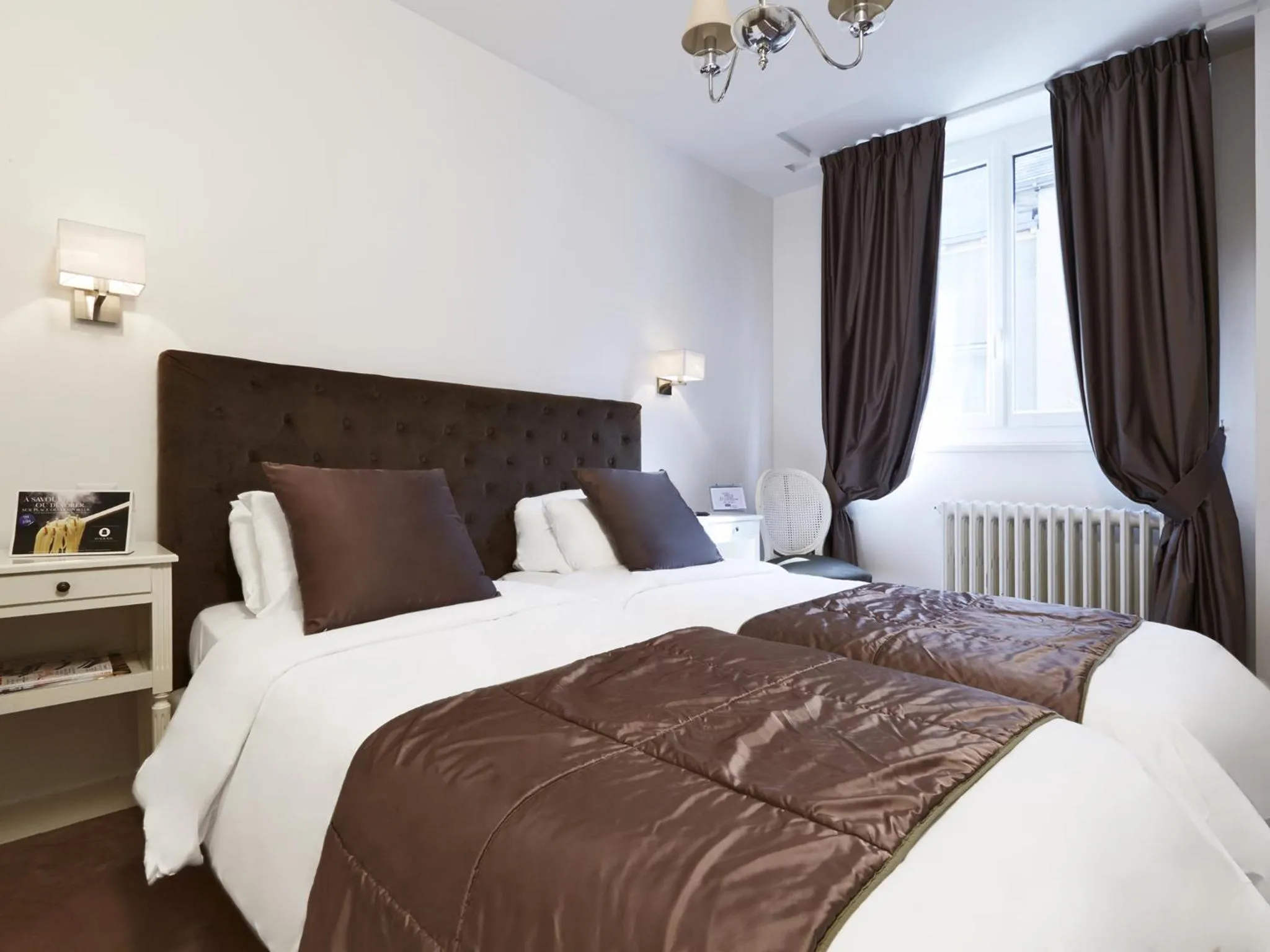 Coffee/tea facilities, Bed in Kyriad Saumur Hyper Centre Hôtel, Appartements, Séminaires et SPA soins Sothys Paris