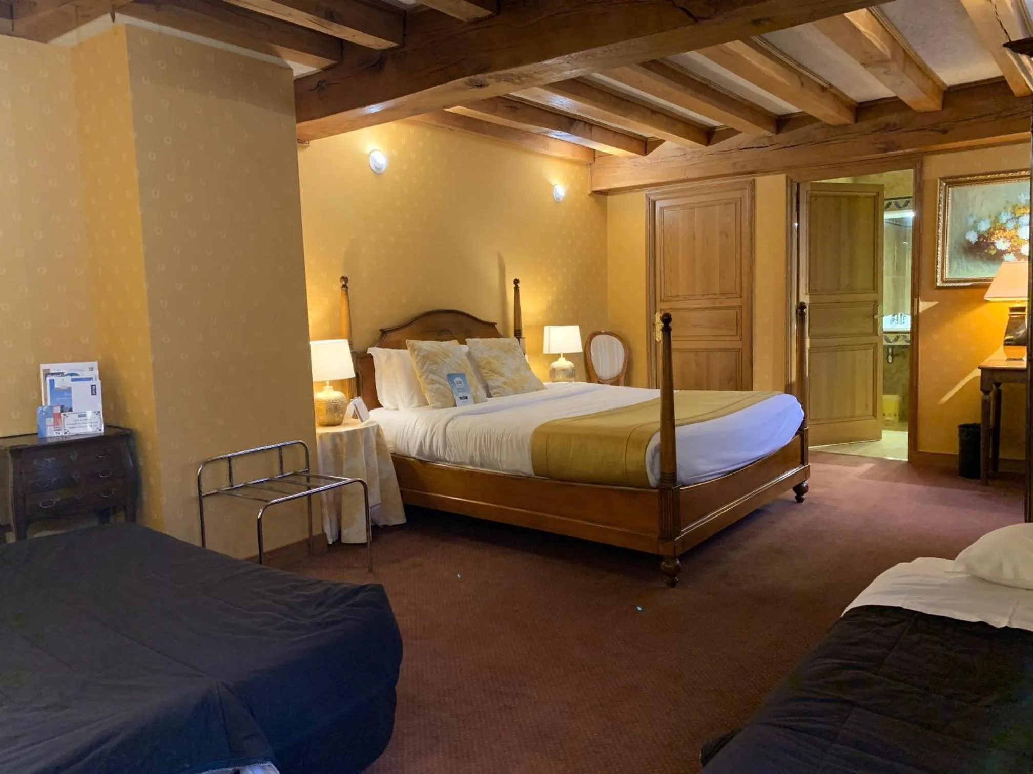 Toilet, Bed in Kyriad Saumur Hyper Centre Hôtel, Appartements, Séminaires et SPA soins Sothys Paris