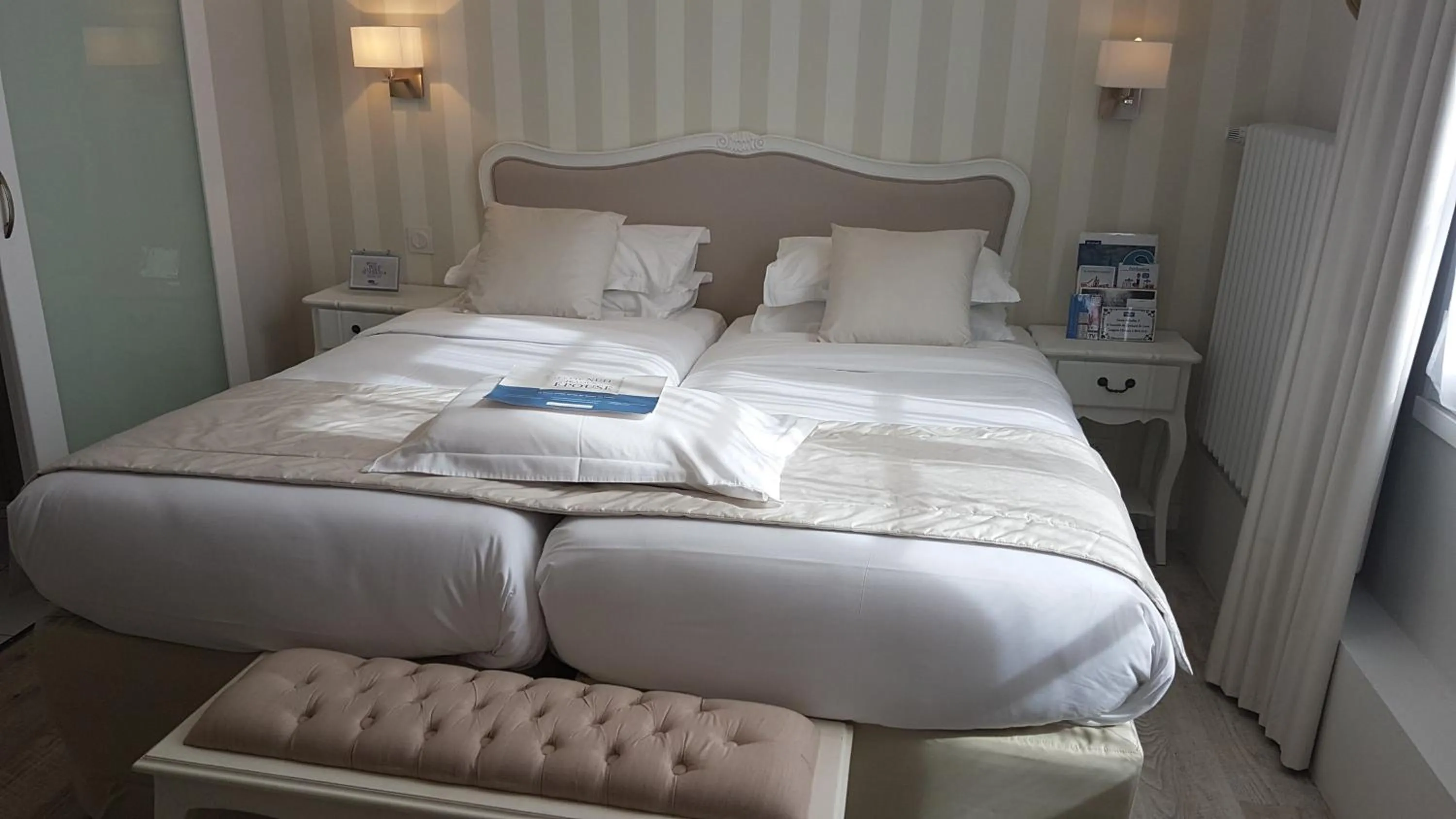 Garden view, Bed in Kyriad Saumur Hyper Centre Hôtel, Appartements, Séminaires et SPA soins Sothys Paris