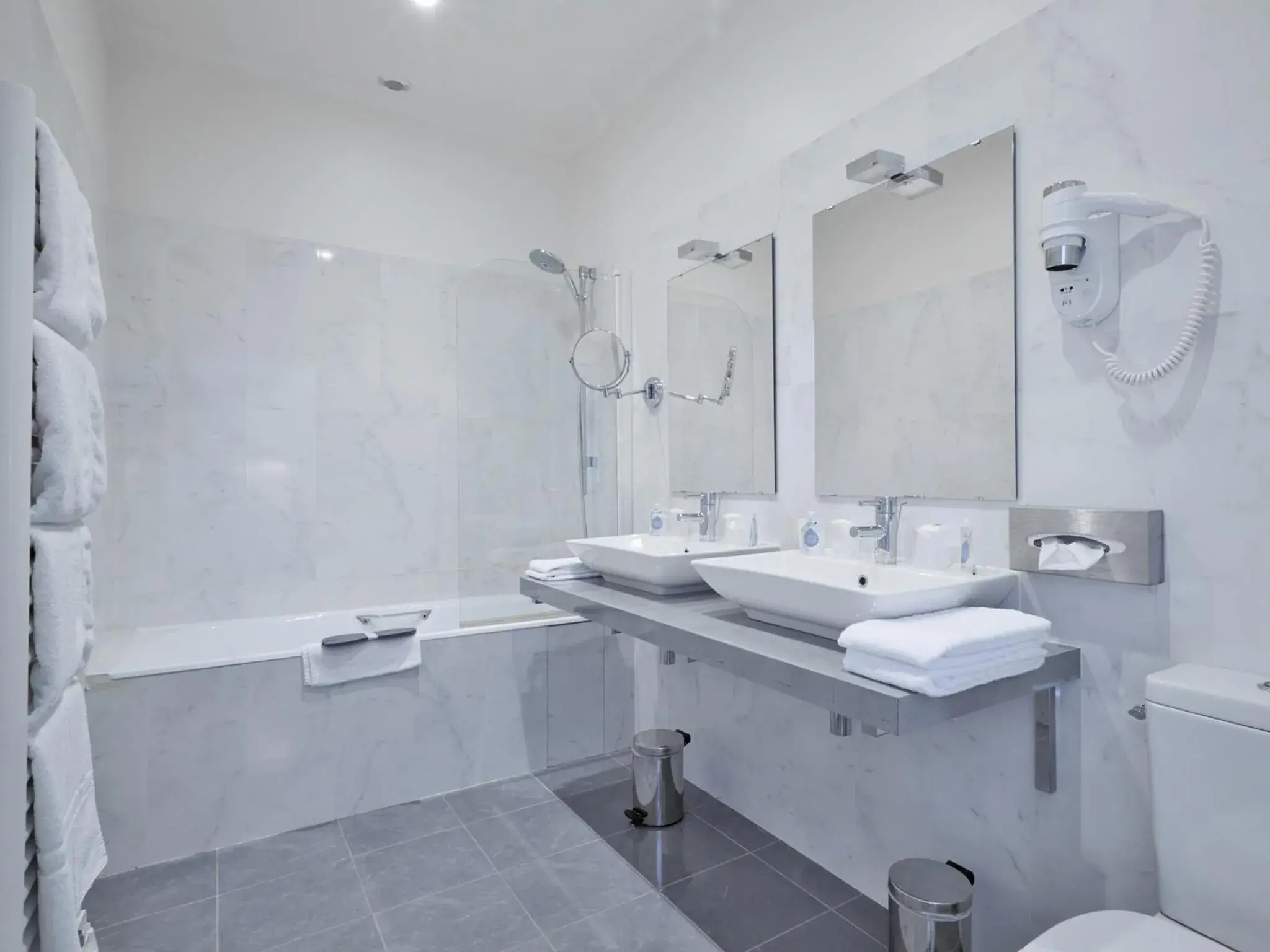 Family Room (4 Adults) in Kyriad Saumur Hyper Centre Hôtel, Appartements, Séminaires et SPA soins Sothys Paris Family Room (4 Adults) in Kyriad Saumur Hyper Centre Hôtel, Appartements, Séminaires et SPA soins Sothys Paris