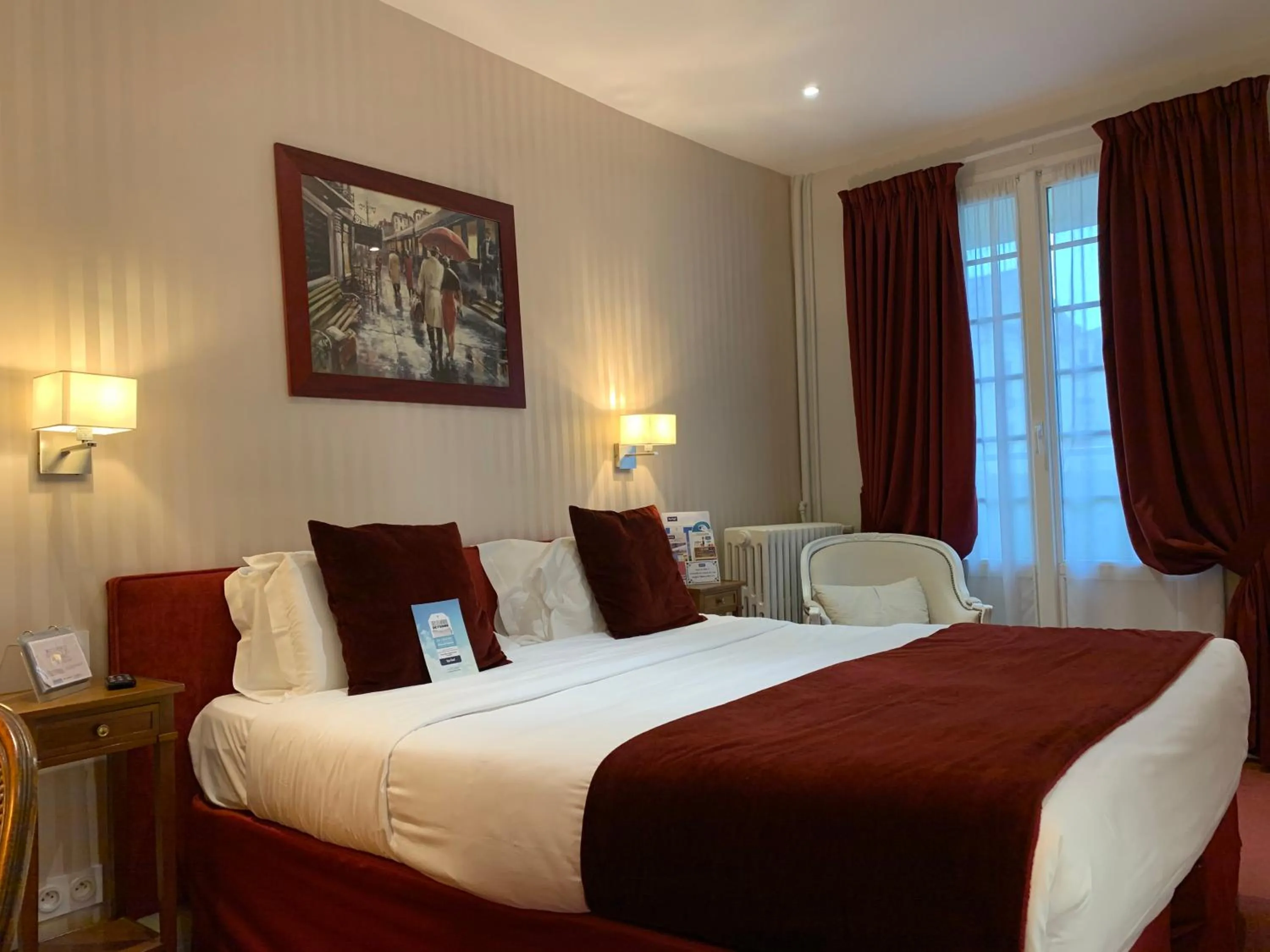 Bathroom, Bed in Kyriad Saumur Hyper Centre Hôtel, Appartements, Séminaires et SPA soins Sothys Paris