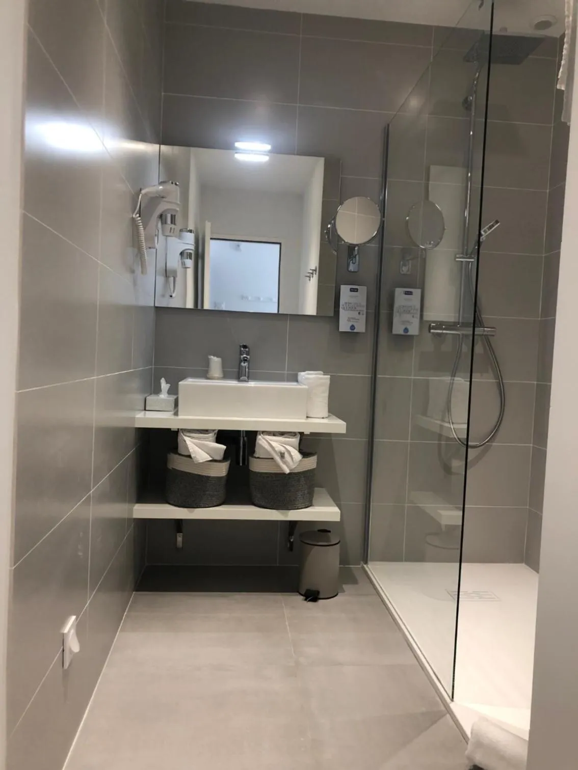 Bathroom in Kyriad Saumur Hyper Centre Hôtel, Appartements, Séminaires et SPA soins Sothys Paris