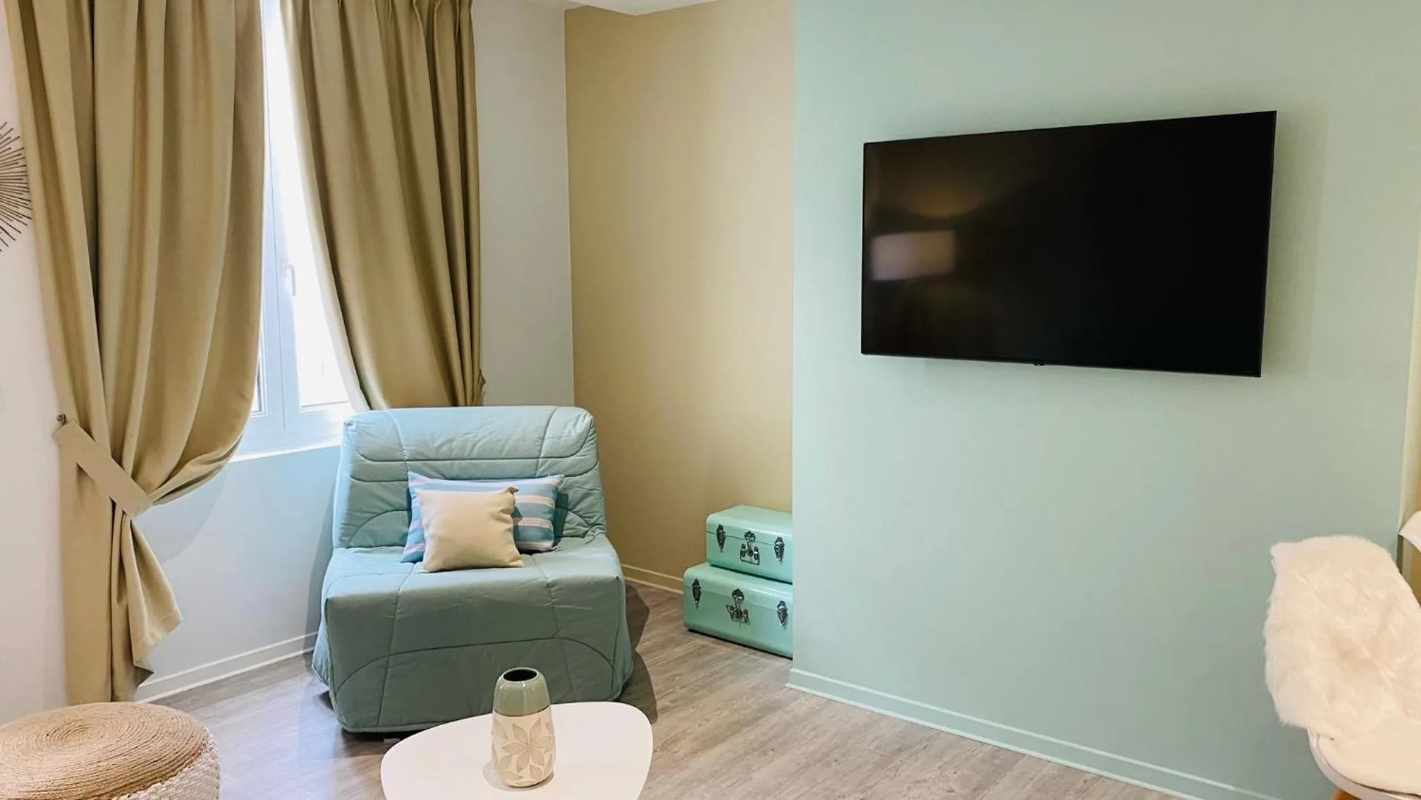 Living room in Kyriad Saumur Hyper Centre Hôtel, Appartements, Séminaires et SPA soins Sothys Paris