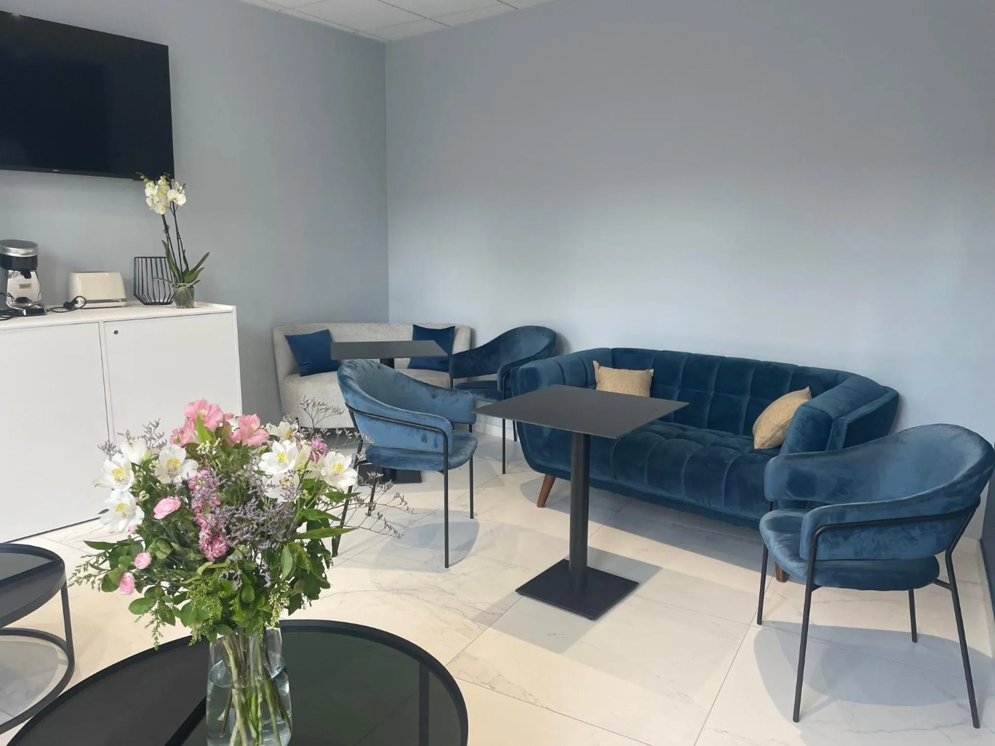 Lounge or bar in Kyriad Saumur Hyper Centre Hôtel, Appartements, Séminaires et SPA soins Sothys Paris