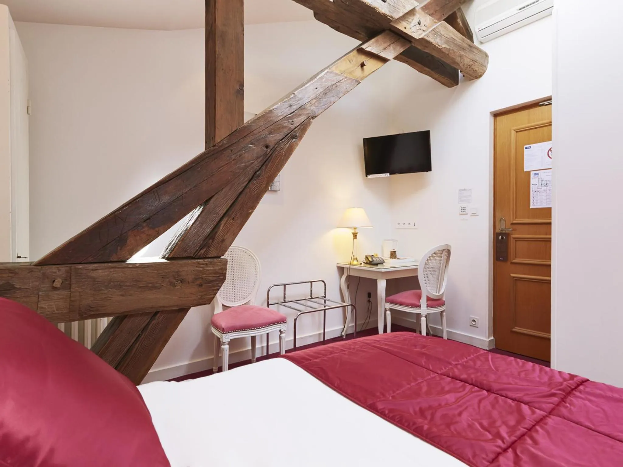 Shower, Bed in Kyriad Saumur Hyper Centre Hôtel, Appartements, Séminaires et SPA soins Sothys Paris