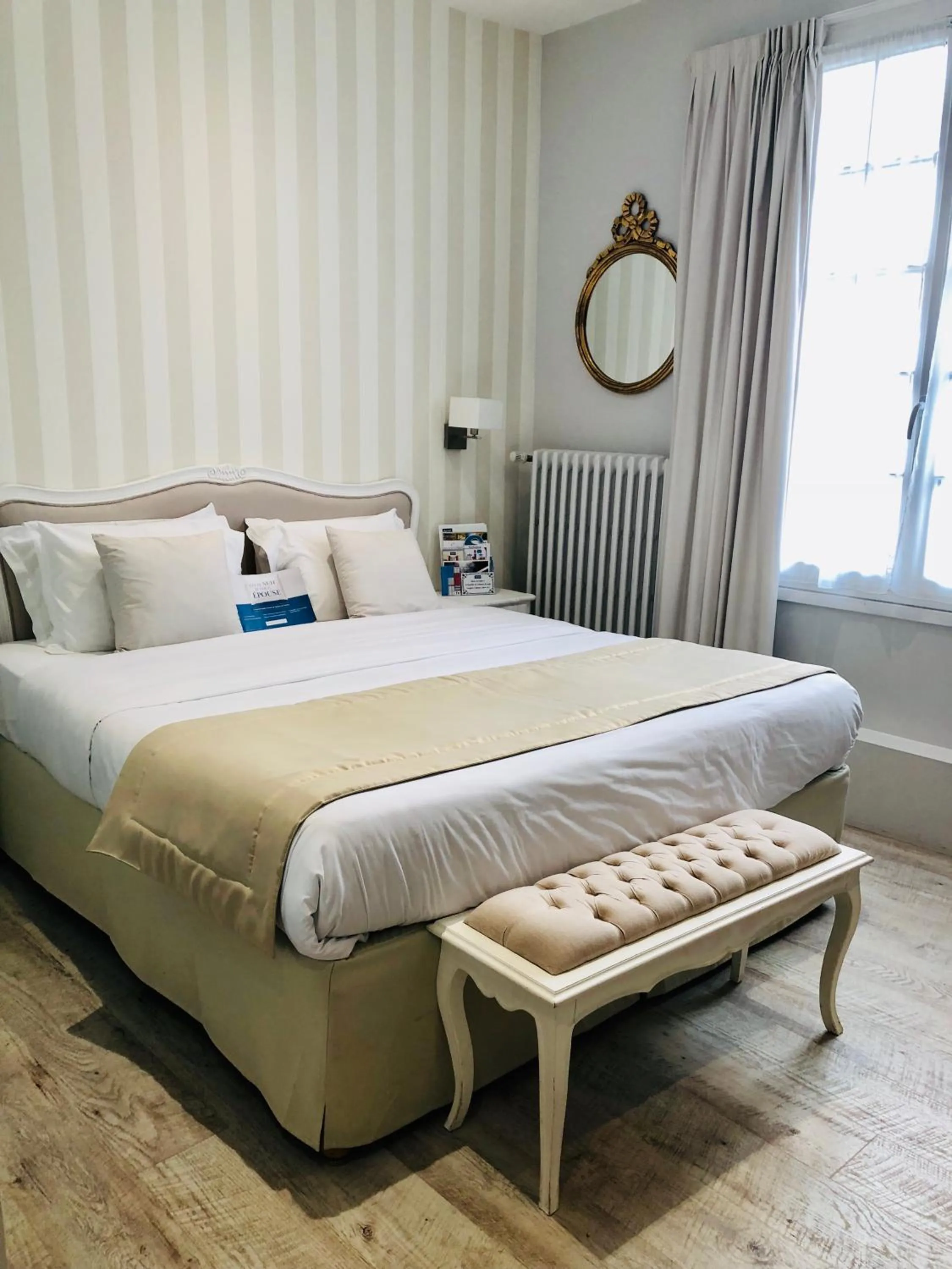 Shower, Bed in Kyriad Saumur Hyper Centre Hôtel, Appartements, Séminaires et SPA soins Sothys Paris