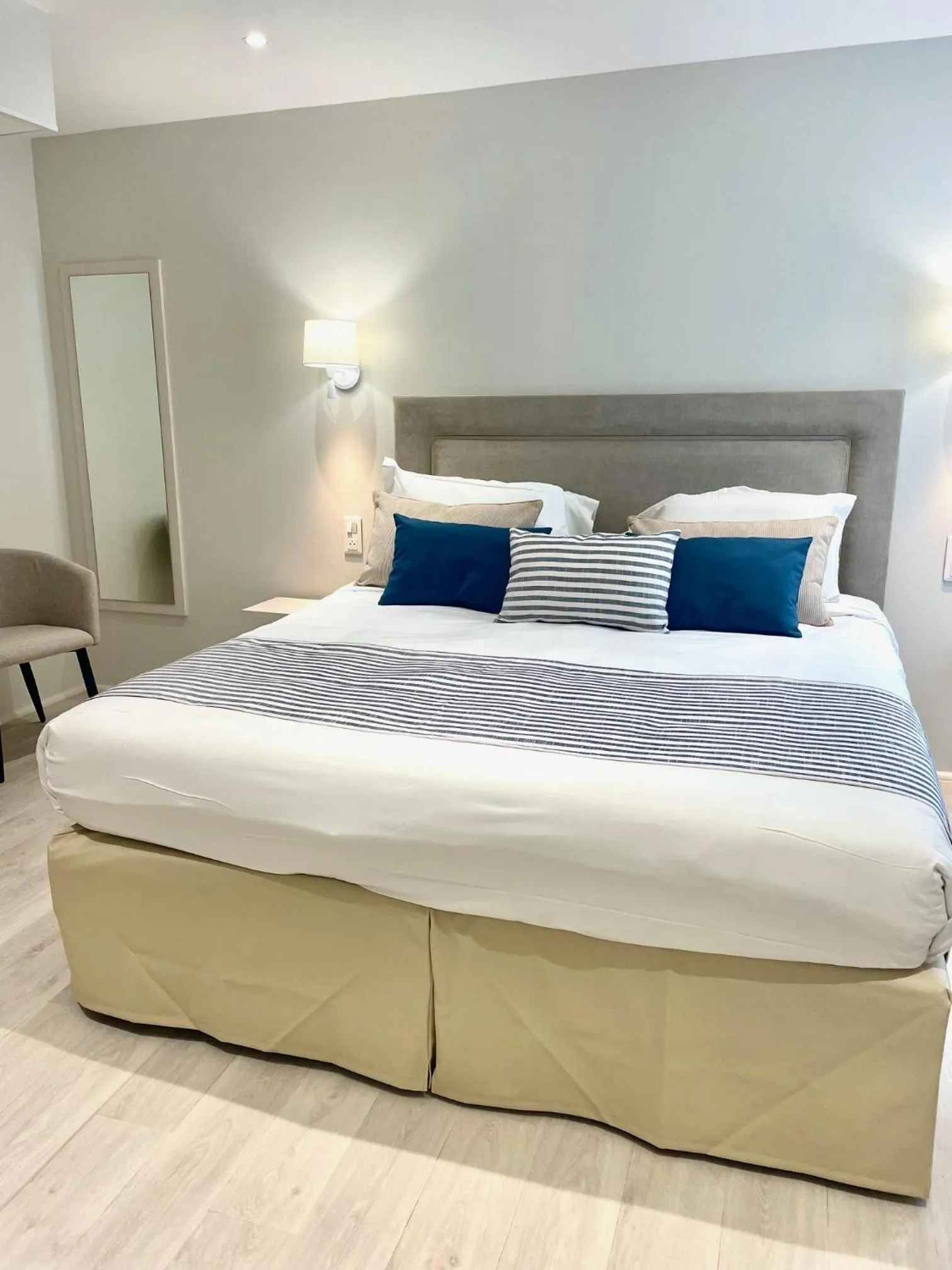 Inner courtyard view, Bed in Kyriad Saumur Hyper Centre Hôtel, Appartements, Séminaires et SPA soins Sothys Paris