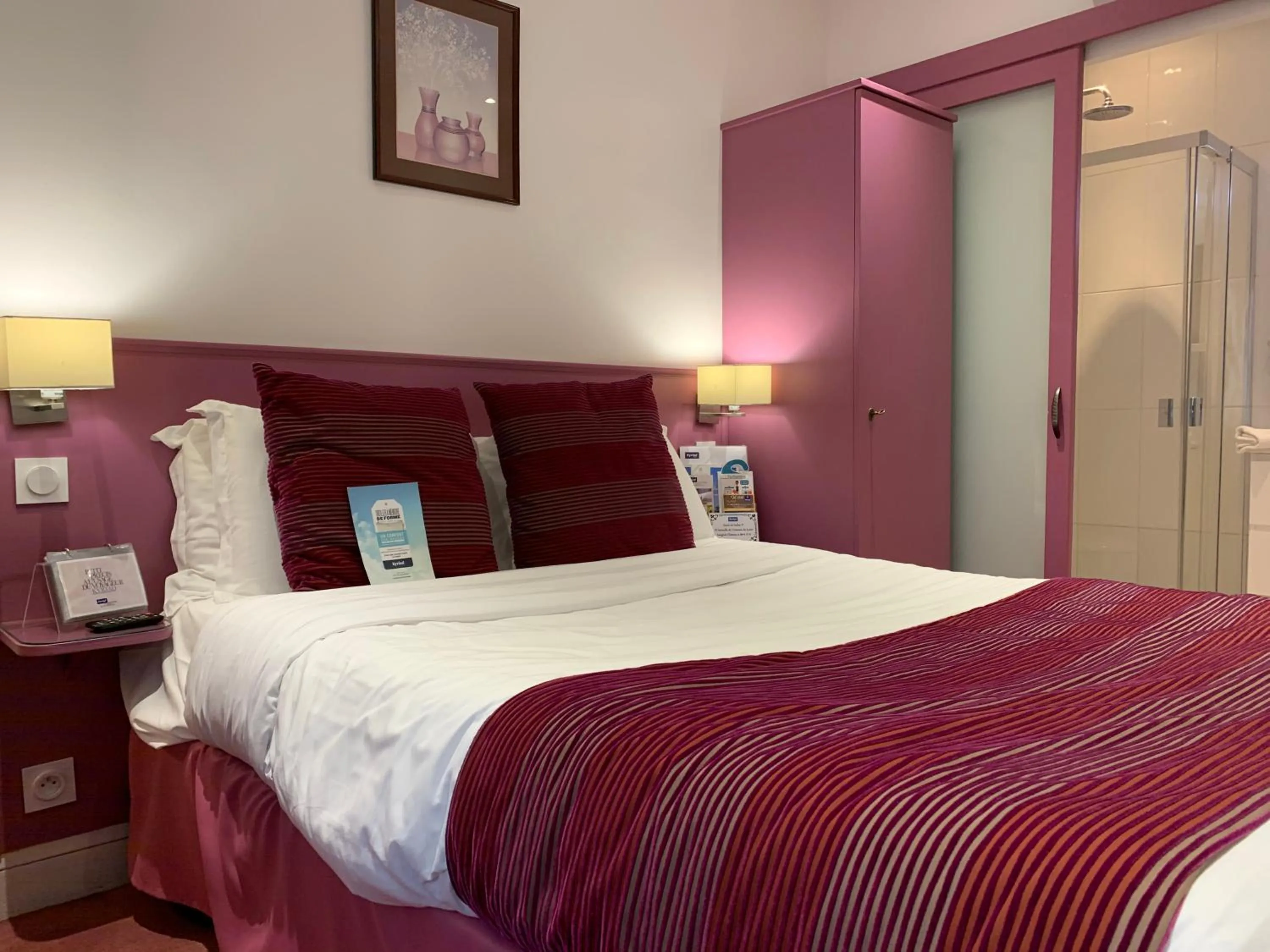 Shower, Bed in Kyriad Saumur Hyper Centre Hôtel, Appartements, Séminaires et SPA soins Sothys Paris