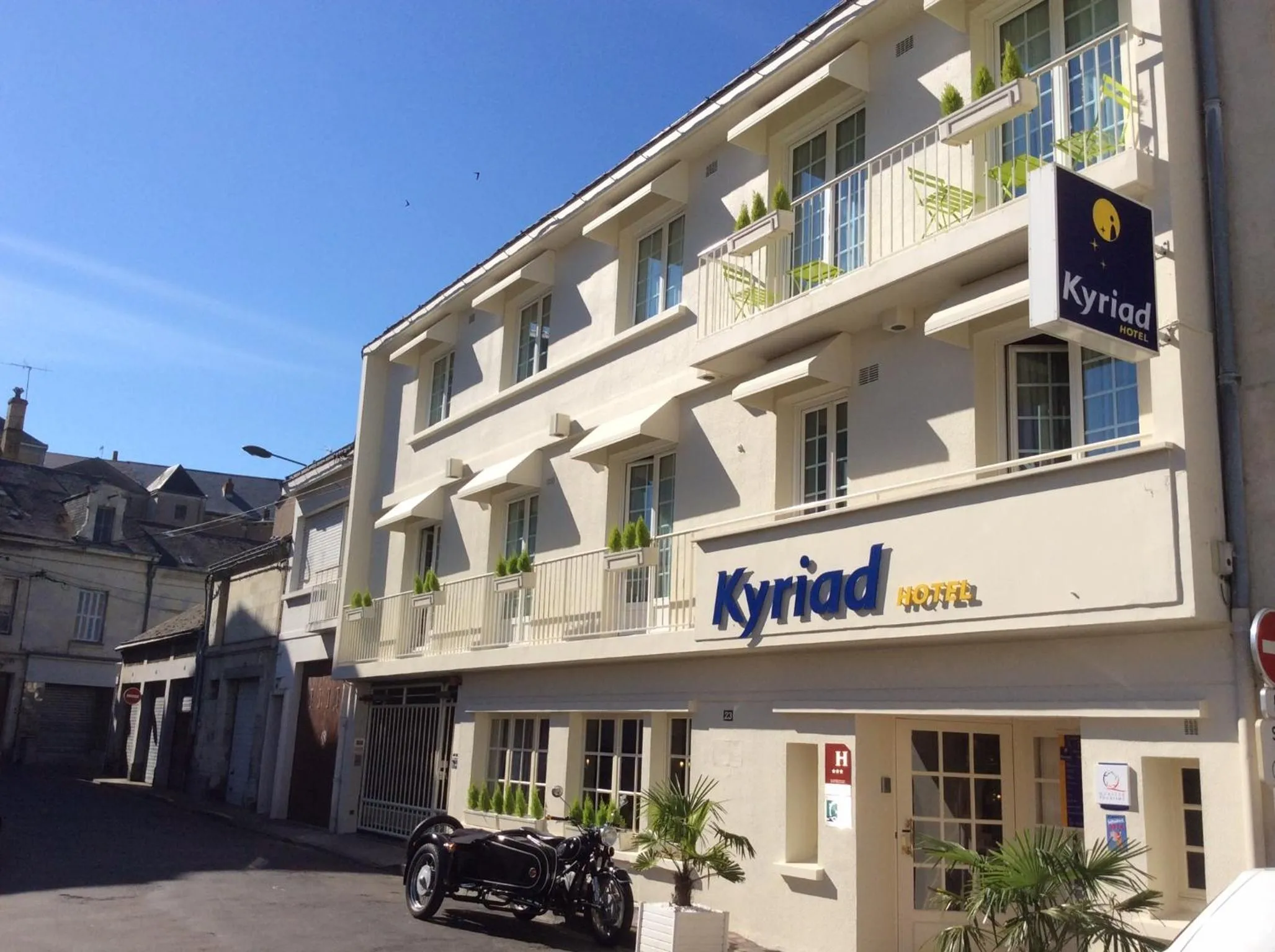 Facade/entrance in Kyriad Saumur Hyper Centre Hôtel, Appartements, Séminaires et SPA soins Sothys Paris