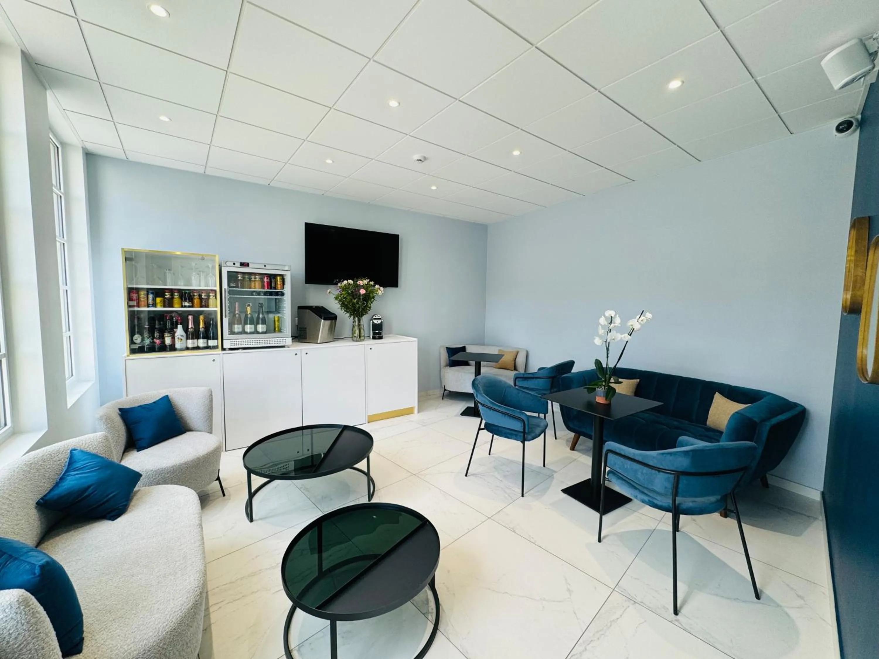 Lounge or bar in Kyriad Saumur Hyper Centre Hôtel, Appartements, Séminaires et SPA soins Sothys Paris