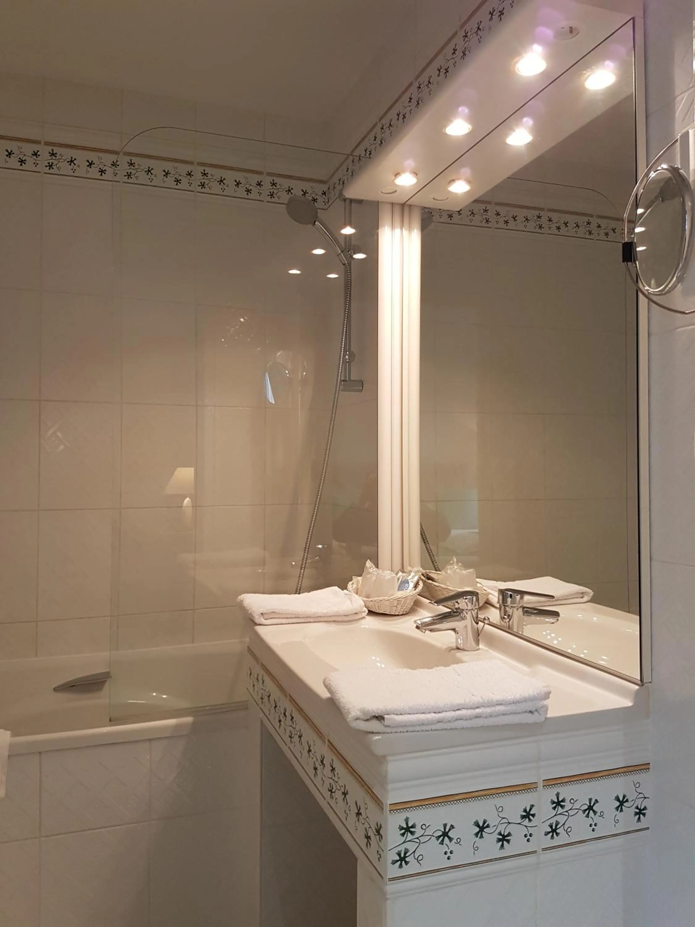 Bathroom in Kyriad Saumur Hyper Centre Hôtel, Appartements, Séminaires et SPA soins Sothys Paris