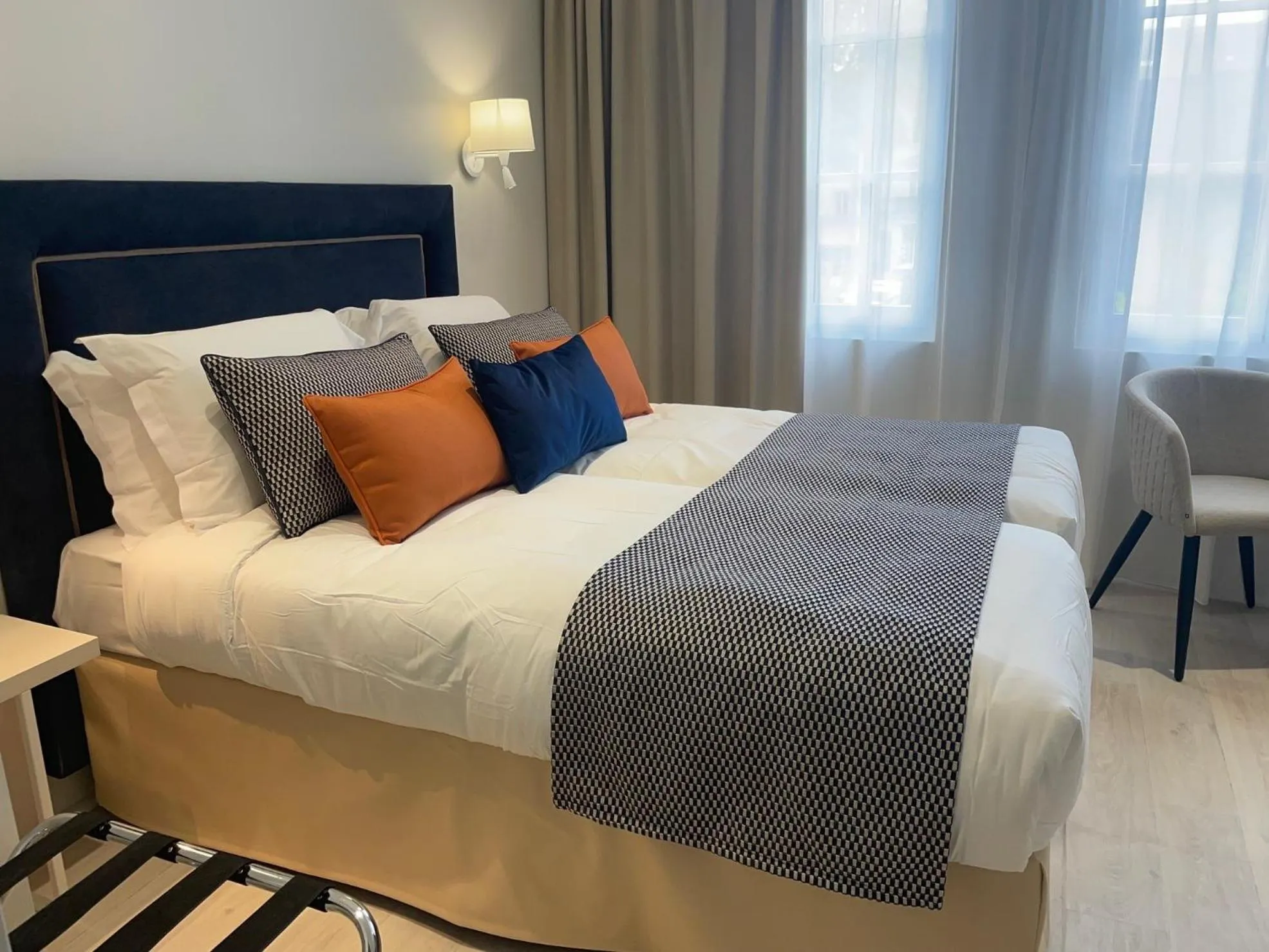 Inner courtyard view, Bed in Kyriad Saumur Hyper Centre Hôtel, Appartements, Séminaires et SPA soins Sothys Paris