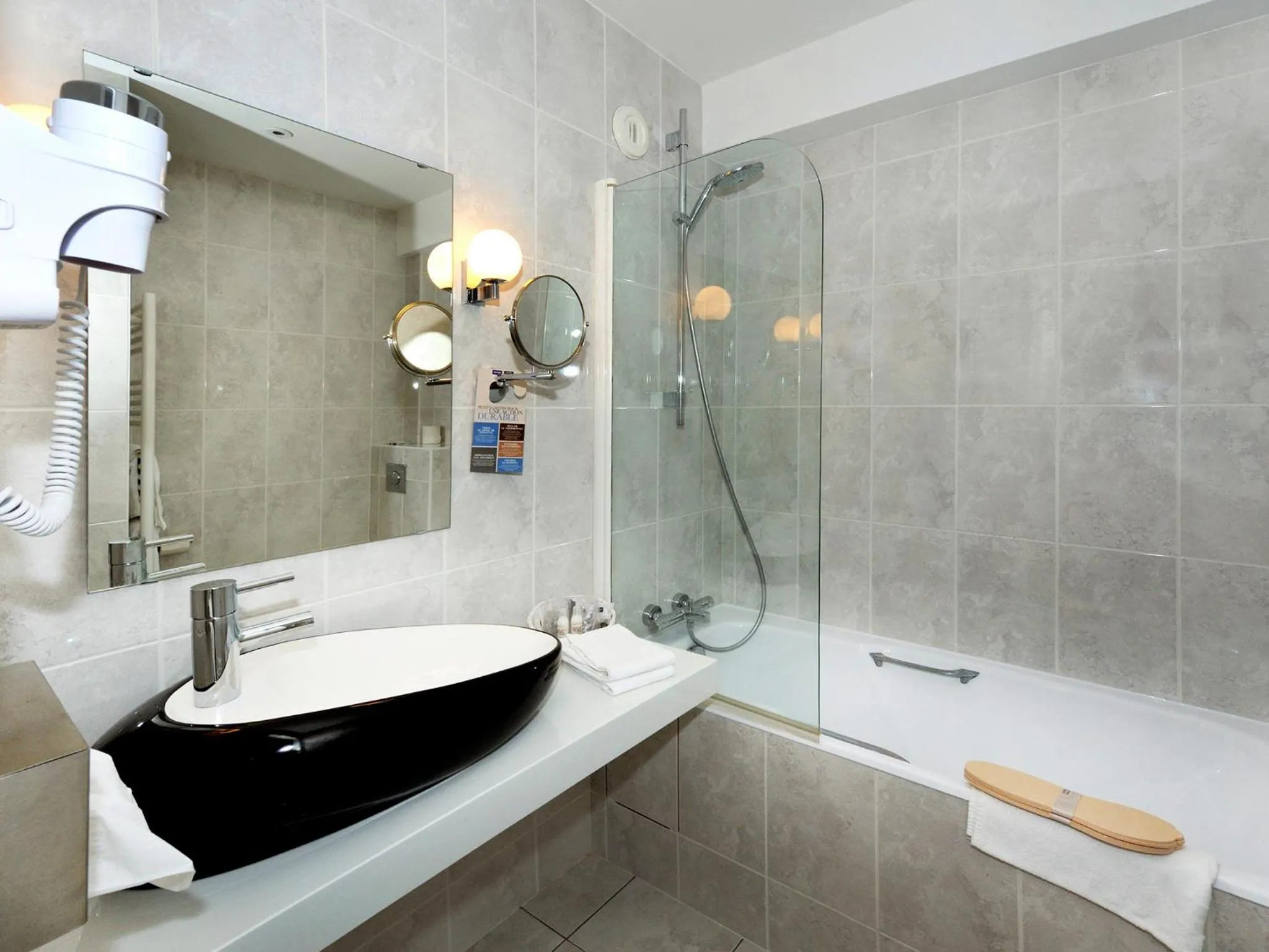 Bathroom in Kyriad Saumur Hyper Centre Hôtel, Appartements, Séminaires et SPA soins Sothys Paris