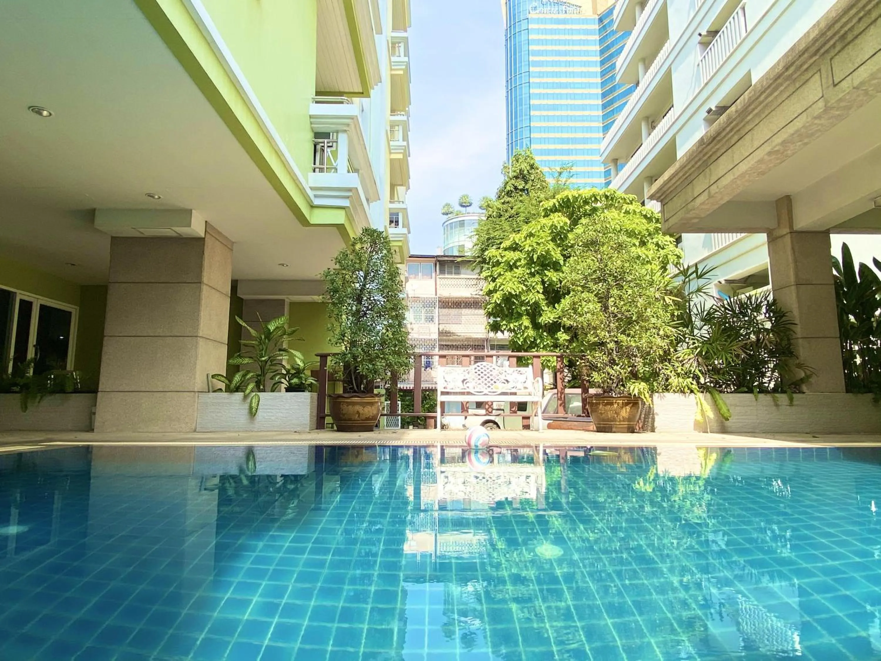 Swimming pool in 14 Place Sukhumvit Suites