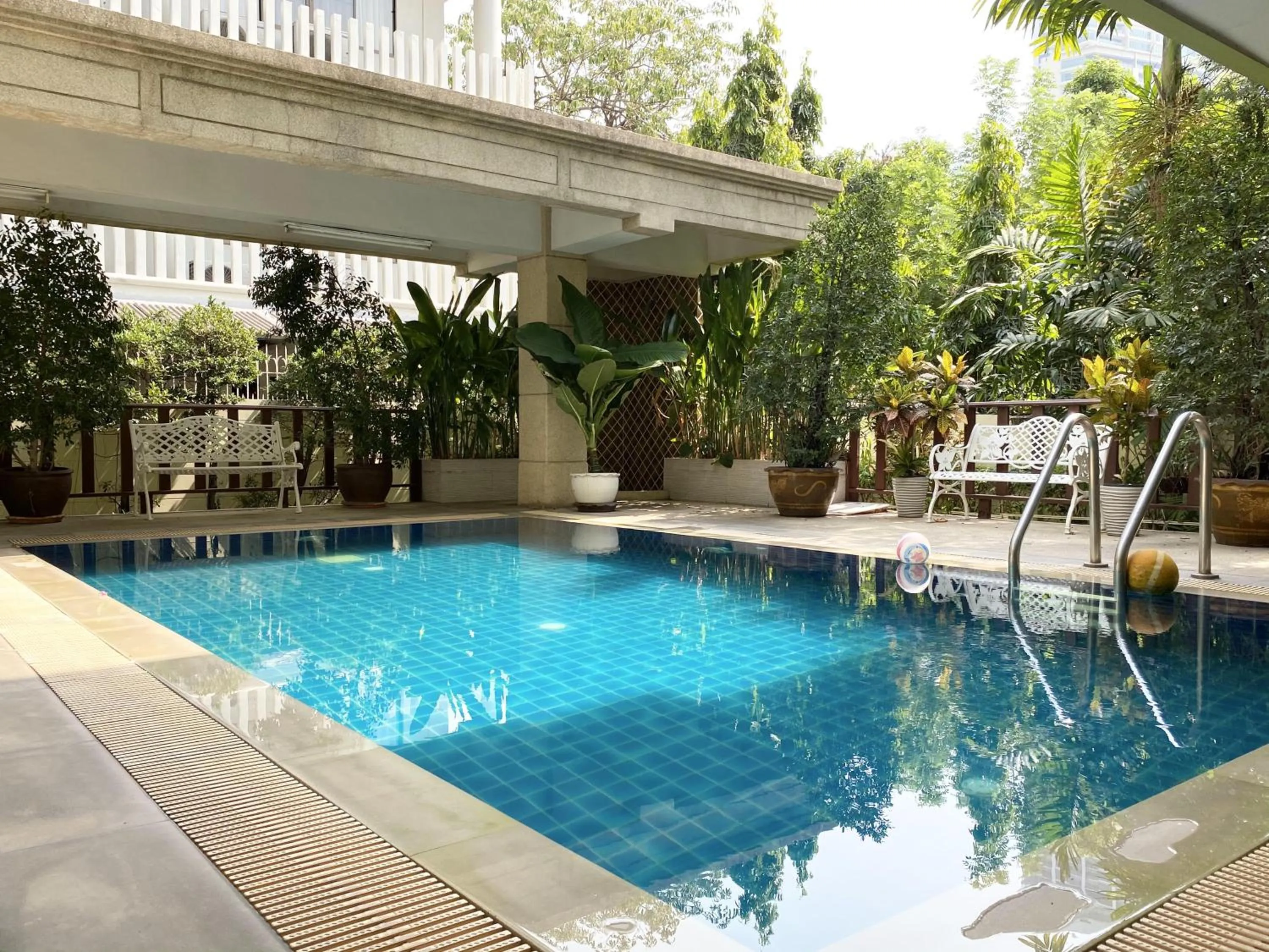Swimming pool in 14 Place Sukhumvit Suites