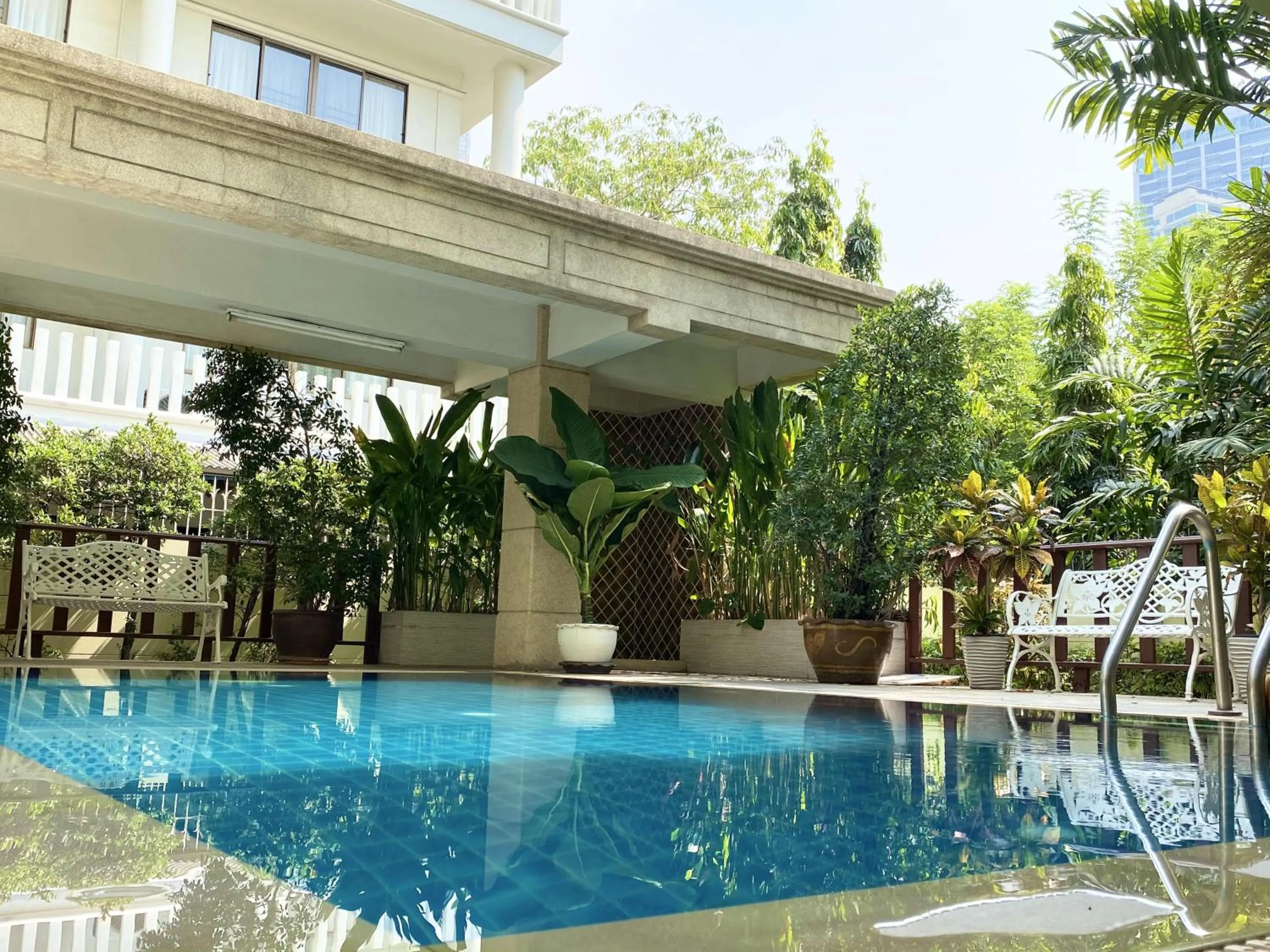 Swimming pool in 14 Place Sukhumvit Suites