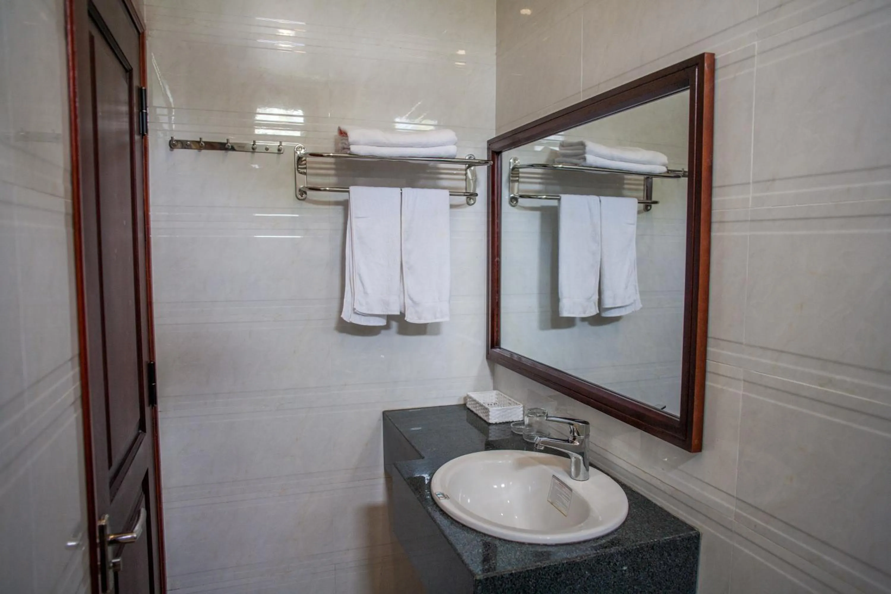 Bathroom in Trieu Khang Hotel gần sân bay Cam Ranh near Cam Ranh Airport