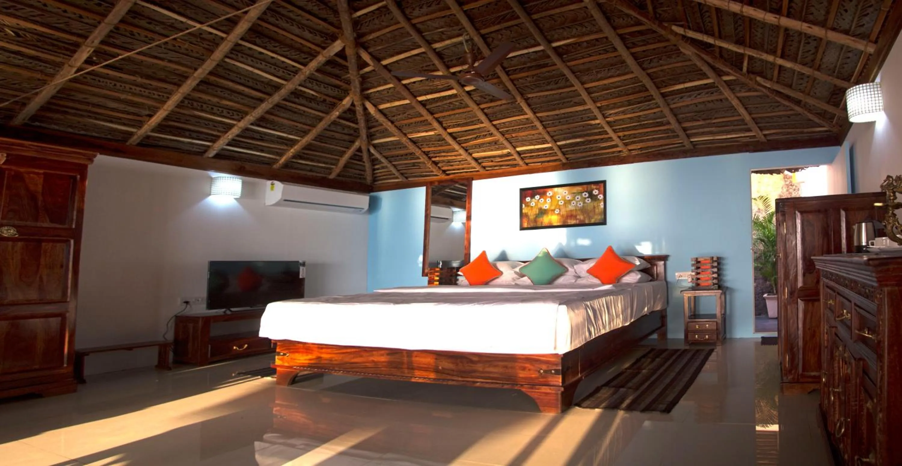 Photo of the whole room, Bed in The Cape Goa