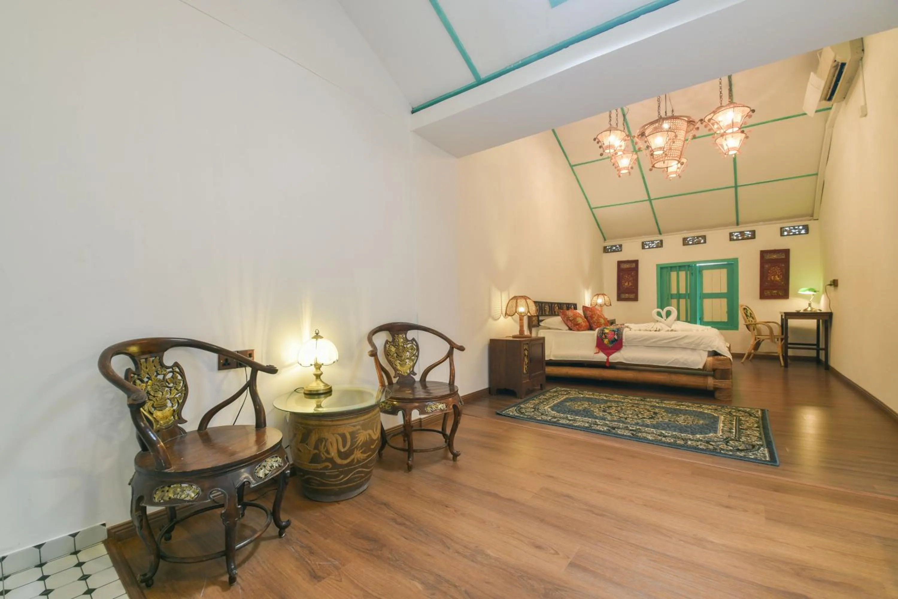 Seating area, Bed in Ohana House @ 15 Kuli