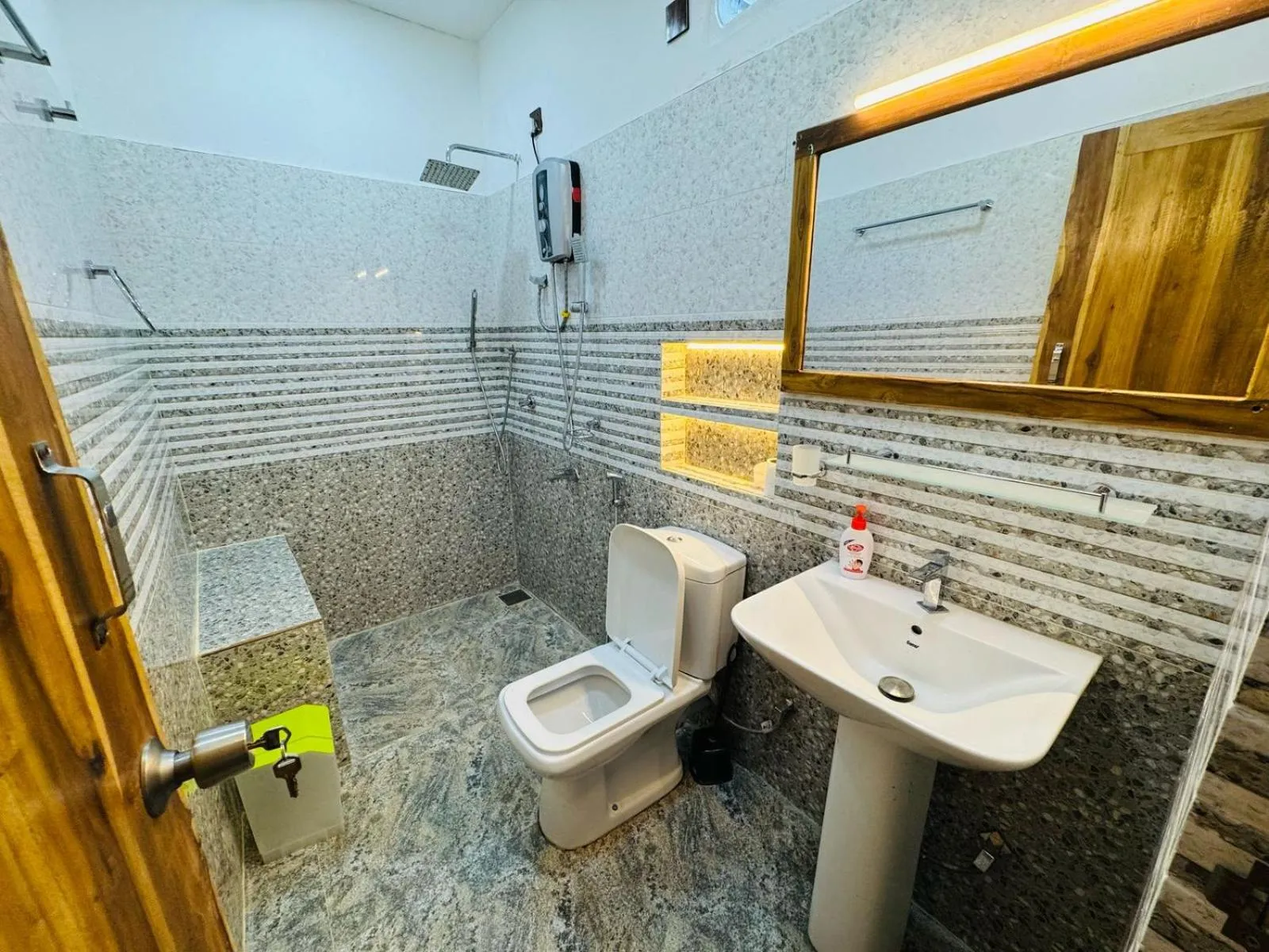 Toilet in Beach Wave Hotel