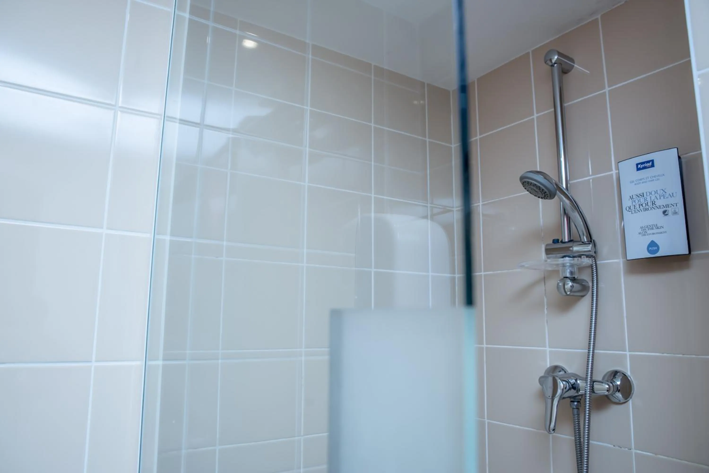 Bathroom in Kyriad Saint-Malo Dinard