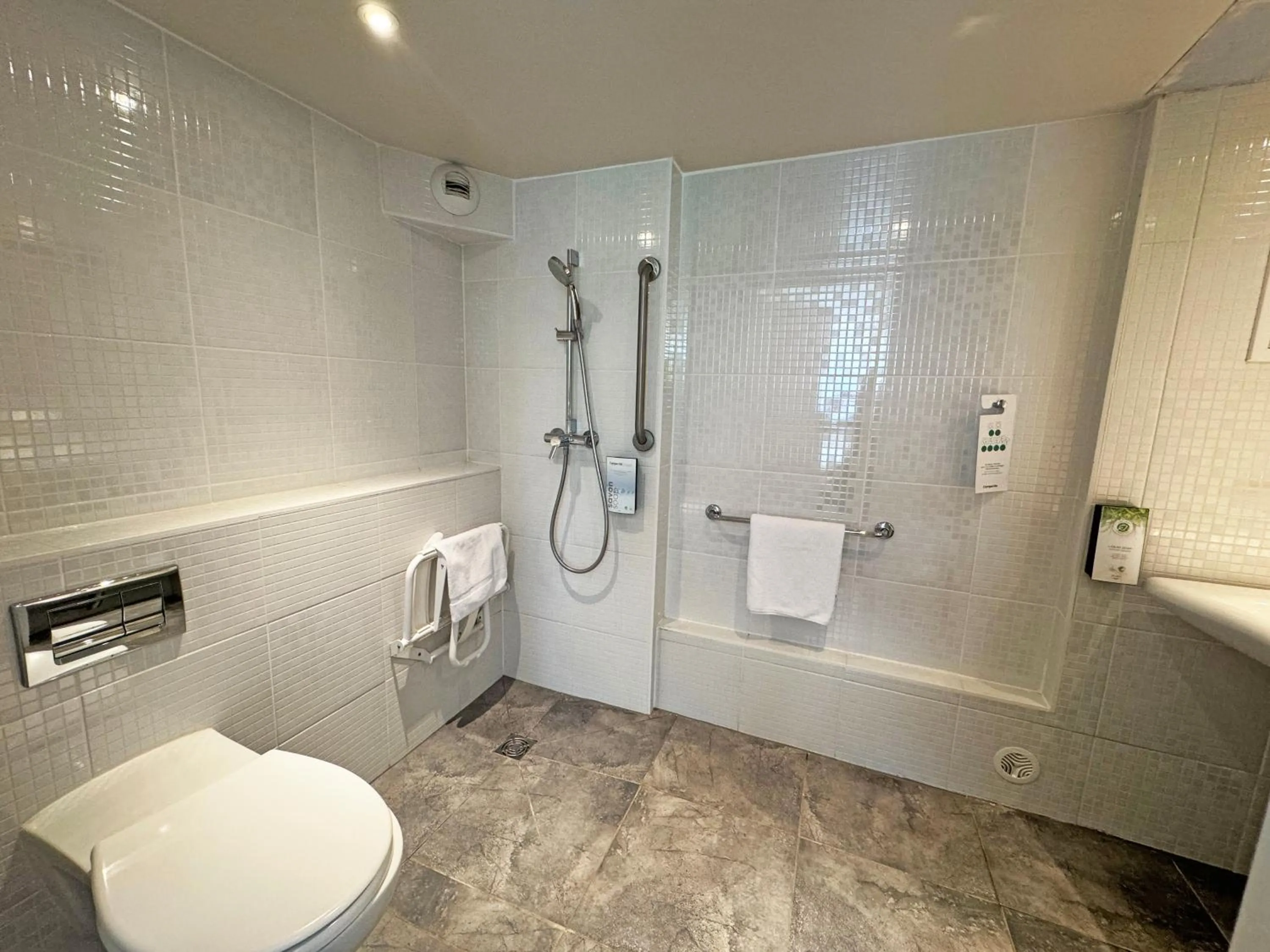 Bathroom in Campanile L'Isle d'Abeau - Bourgoin Jallieu