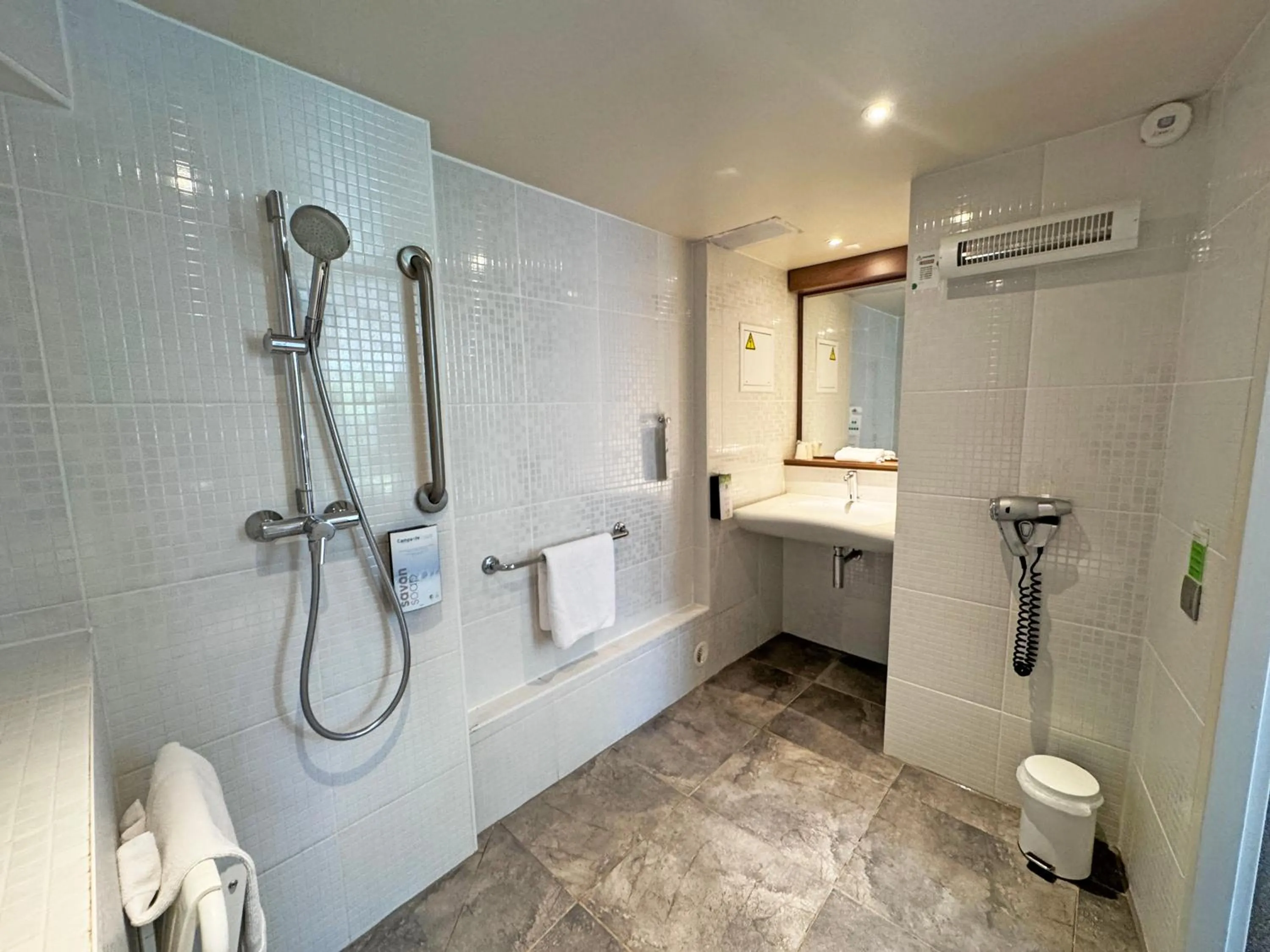 Bedroom in Campanile L'Isle d'Abeau - Bourgoin Jallieu